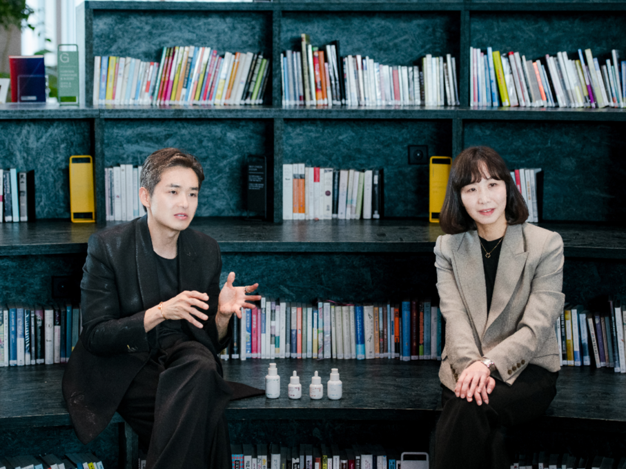 이니스프리의 리브랜딩을 주도한 최민정 대표이사(왼쪽)와 이혜진 마케팅 상무(오른쪽). 지금의 반응을 꼼꼼히 살핀다는 그들은, 밝게 웃으며 말했다. “브랜딩은 고객이 받아들일 때까지 공감하고, 이해시키는 일이에요. 이제부터 시작입니다.” ⓒ롱블랙