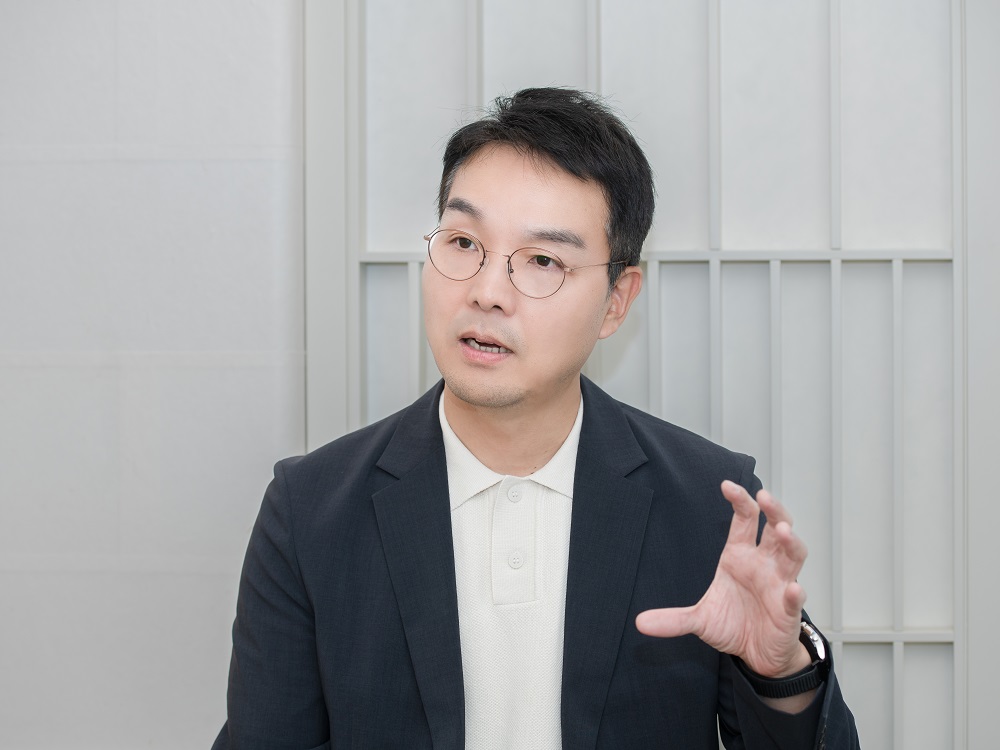 오설록 티하우스 북촌점에서 만난 서혁제 대표. 그는 “오설록 생존을 고민하며, 티 메이커의 가치를 끌어올리기 위해 노력했다”고 말했다. ⓒ롱블랙