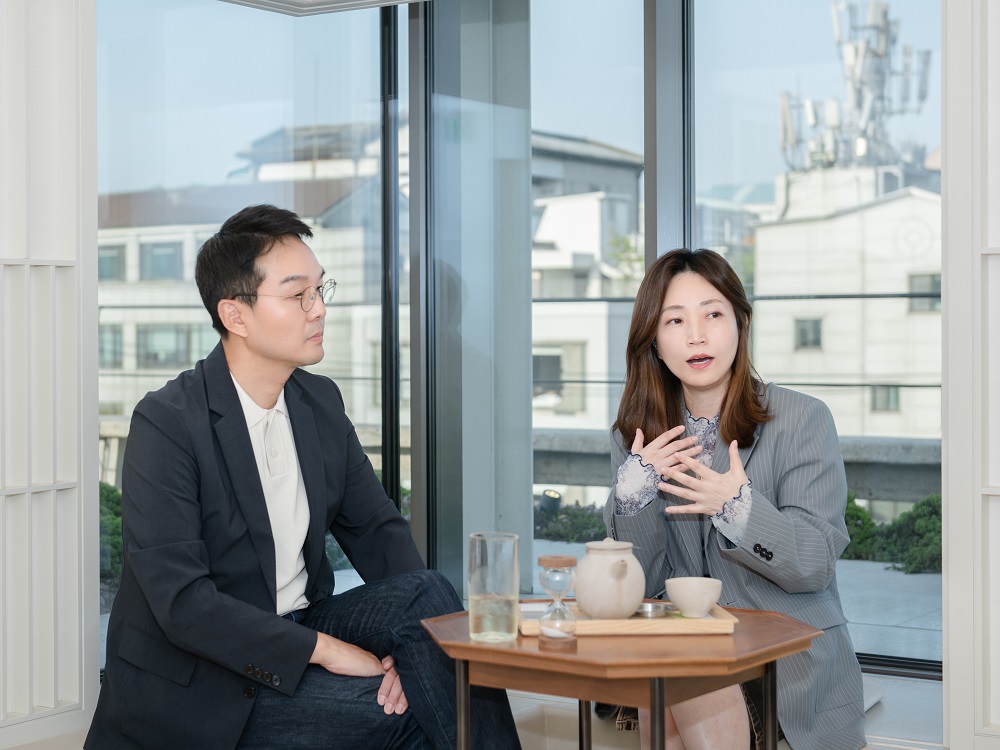 유정주 크리에이티브 팀장(오른쪽)과 서혁제 대표. 유 팀장은 아모레퍼시픽의 화장품 디자인을 해오다 분사 시점에 오설록에 합류했다. ⓒ롱블랙