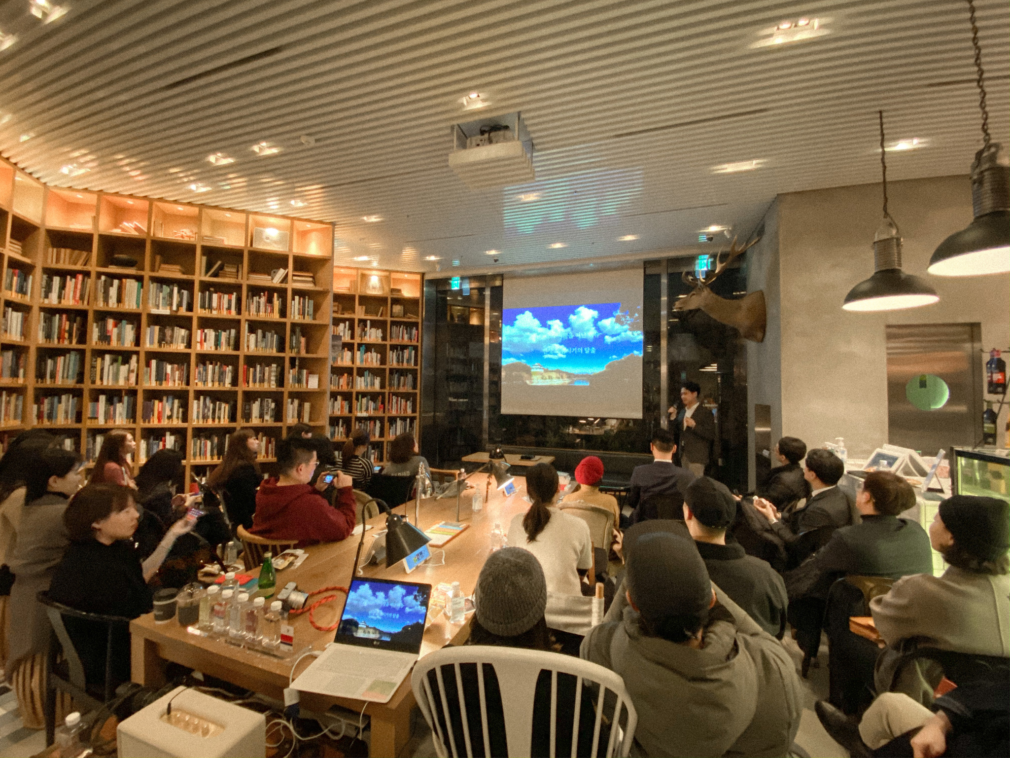 HFK는 분기별 한 번씩 시즌 브리핑 겸 네트워킹 자리인 ‘공유회’를 연다. 사진 속 현장은 현대카드 트래블라이브러리. ⓒHFK