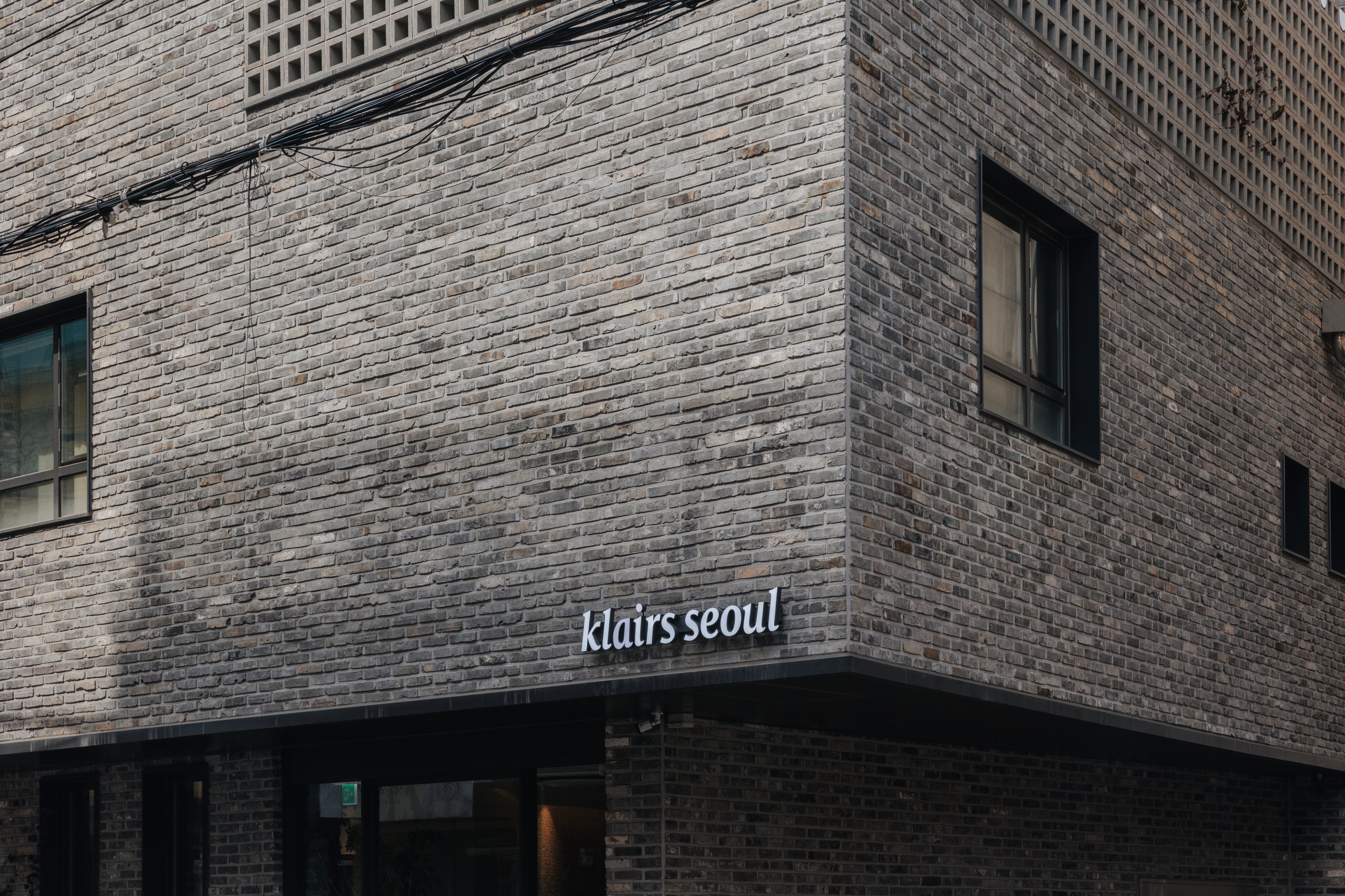디어,클레어스의 첫 오프라인 플래그쉽 스토어 ‘클레어스서울’. 2021년 서을 강남구 신사동 가로수길에 문을 열었다. ⓒ디어,클레어스