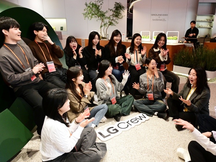 LG전자의 20대 크루. CX센터는 이들과 가까이 지내며 인사이트를 얻고, 그라운드220의 콘텐츠를 채워나갔다. ⓒLG전자