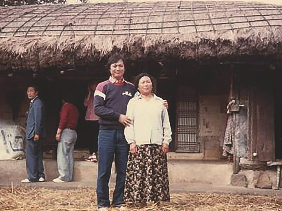 1949년 제주도에서 태어난 강태선 회장. 태어나기도 전에 아버지를 잃었지만, 어머니의 보살핌으로 고등학교까지 졸업할 수 있었다. 사진은 1982년 제주도 본가에서의 강태선 회장과 모친. ⓒBYN블랙야크