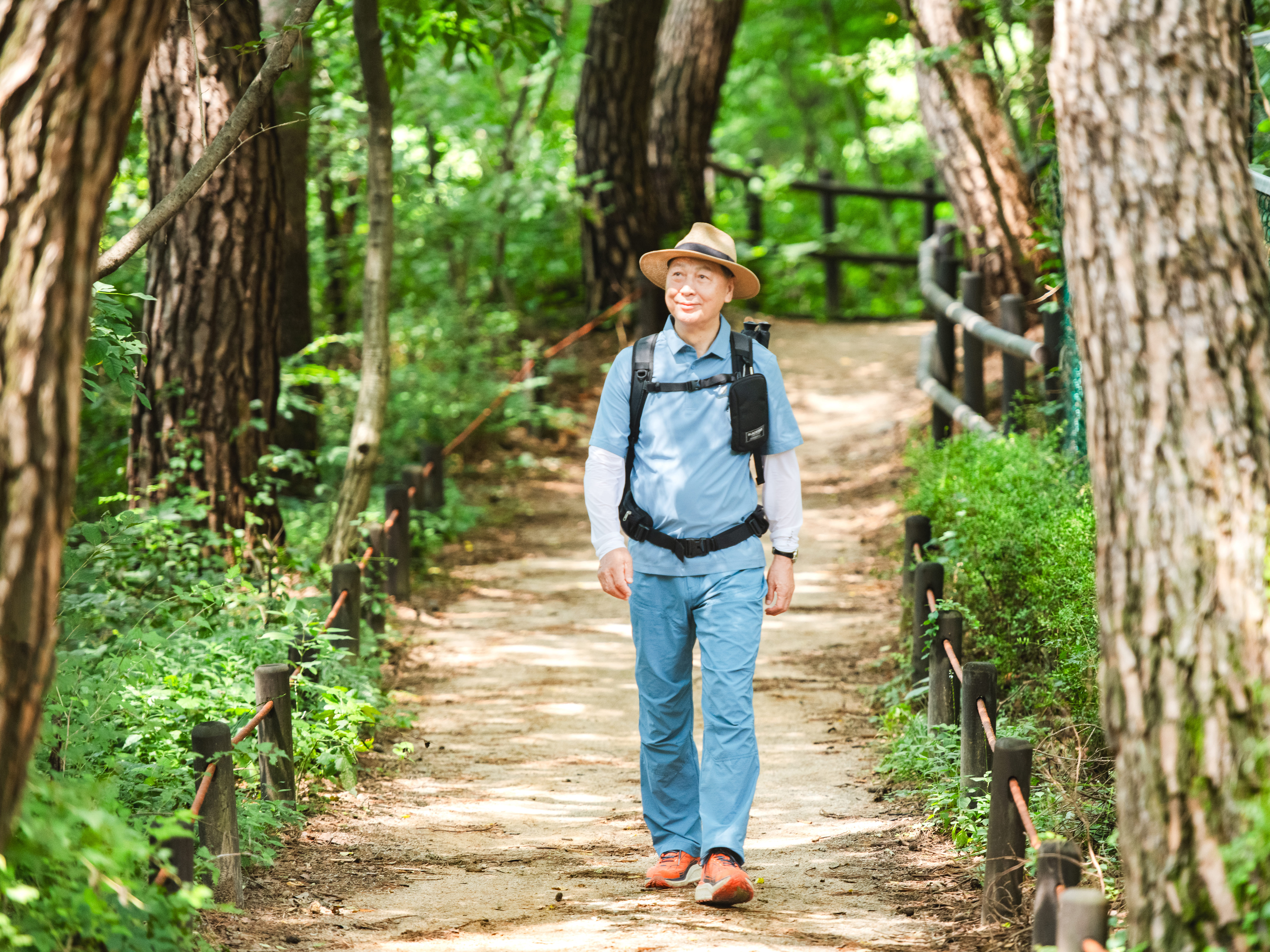 북한산을 걷고 있는 강태선 회장. 산을 사랑하는 마음으로, 블랙야크를 이끌고 있다. ⓒ롱블랙
