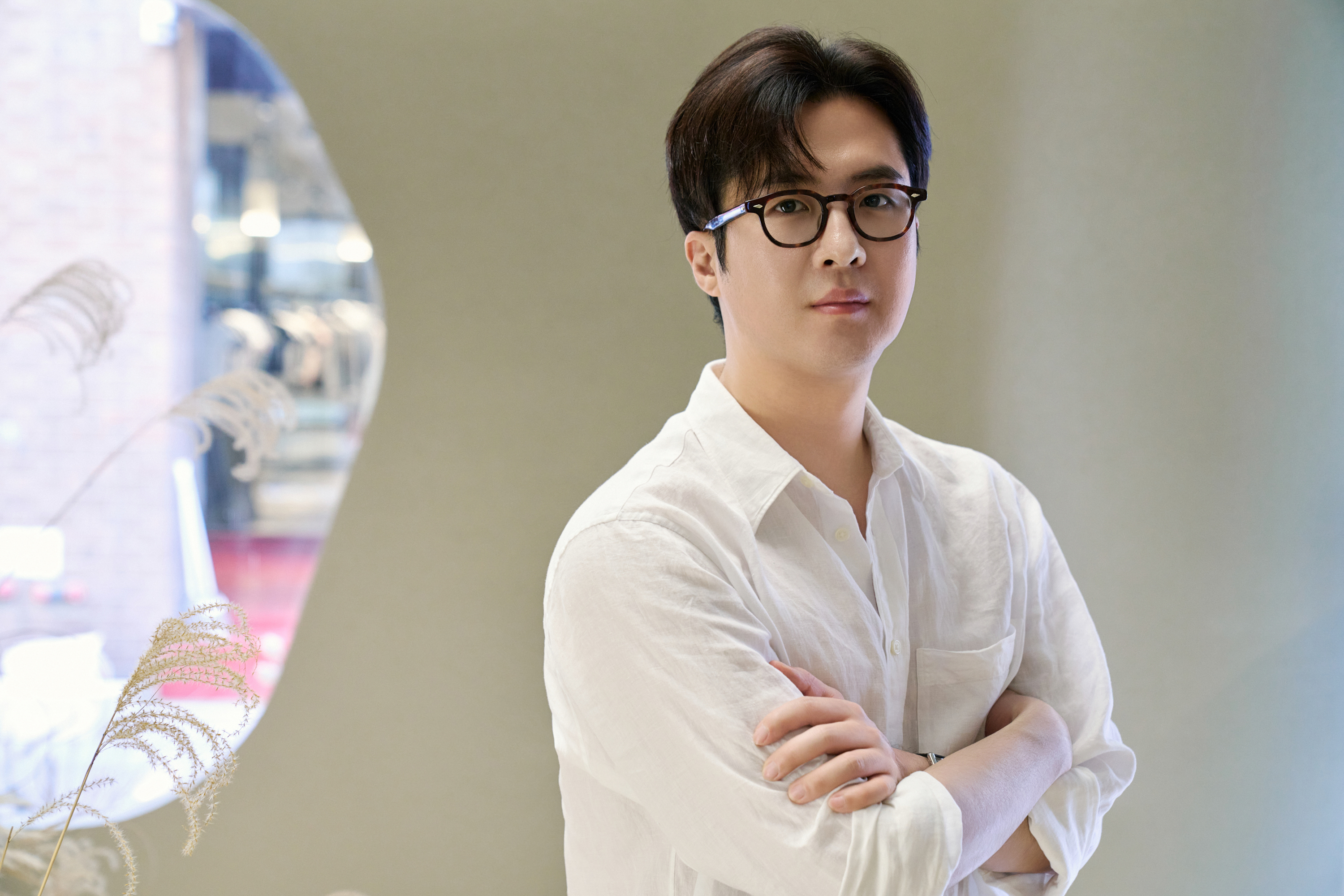 과감한 리브랜딩엔 리더의 확신이 필요하다. 키 비주얼에 대해 우려하는 팀원들을 강하게 설득했다는 그는 “과감한 변화를 위해선 때로 확언이 필요하다”고 말했다. ⓒ롱블랙