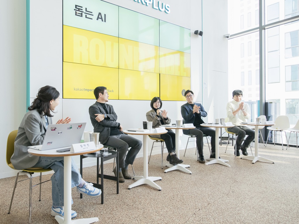 (왼쪽부터) 사회를 맡은 임미진 롱블랙 대표, 신종호 교수, 이수인 대표, 김주호 교수, 김승일 대표. 네 패널 모두 AI를 교육에 접목시킨 비즈니스를 전개하거나, AI 시대에 맞는 인재를 교육하고 있다. Ⓒ롱블랙
