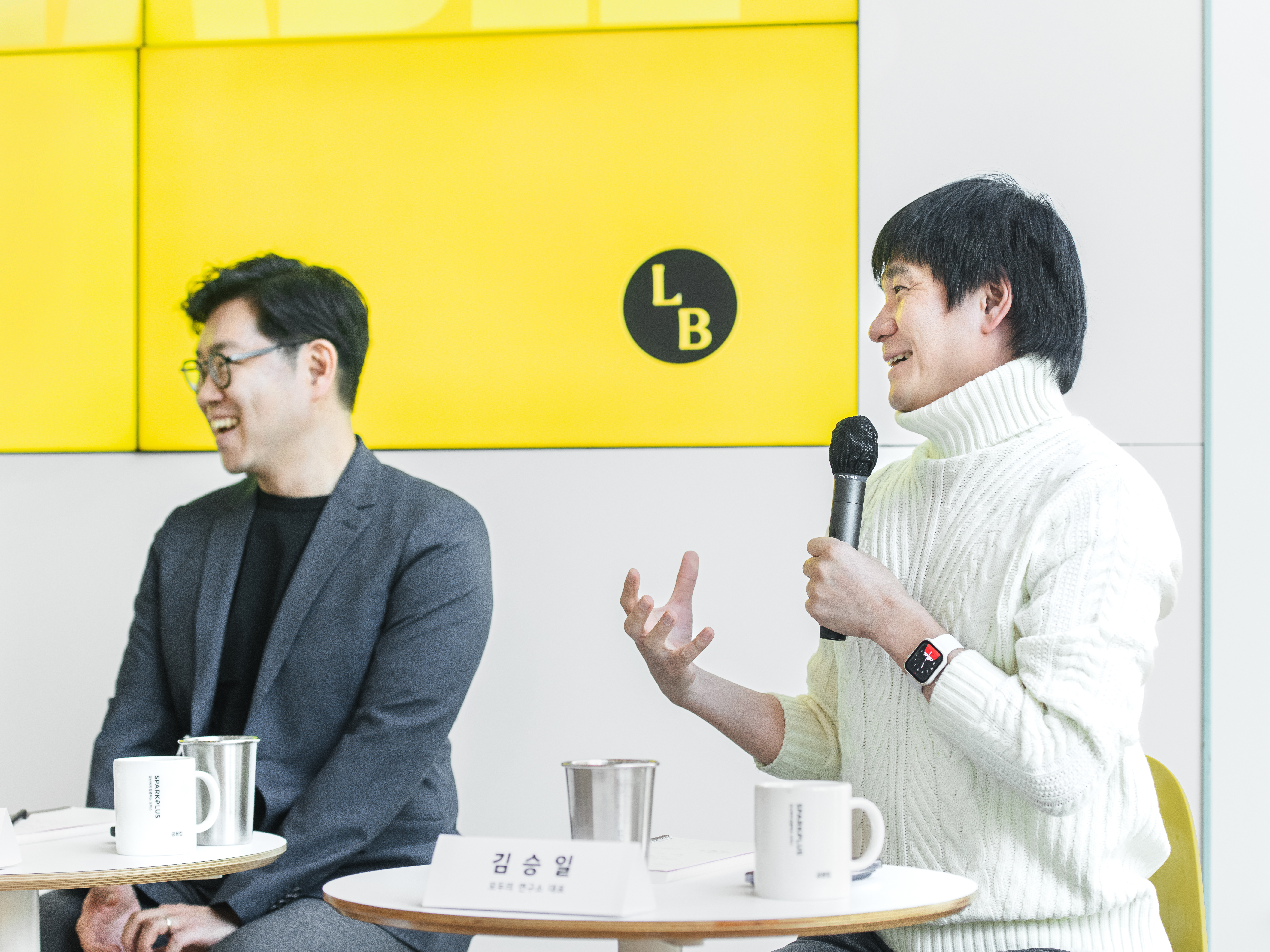 앞으로 사회는 기획력 좋은 사람을 원할 거라고, 김승일 모두의연구소 대표(오른쪽)는 말한다. 간단한 일은 AI에게 일임할 수 있기 때문이다. Ⓒ롱블랙