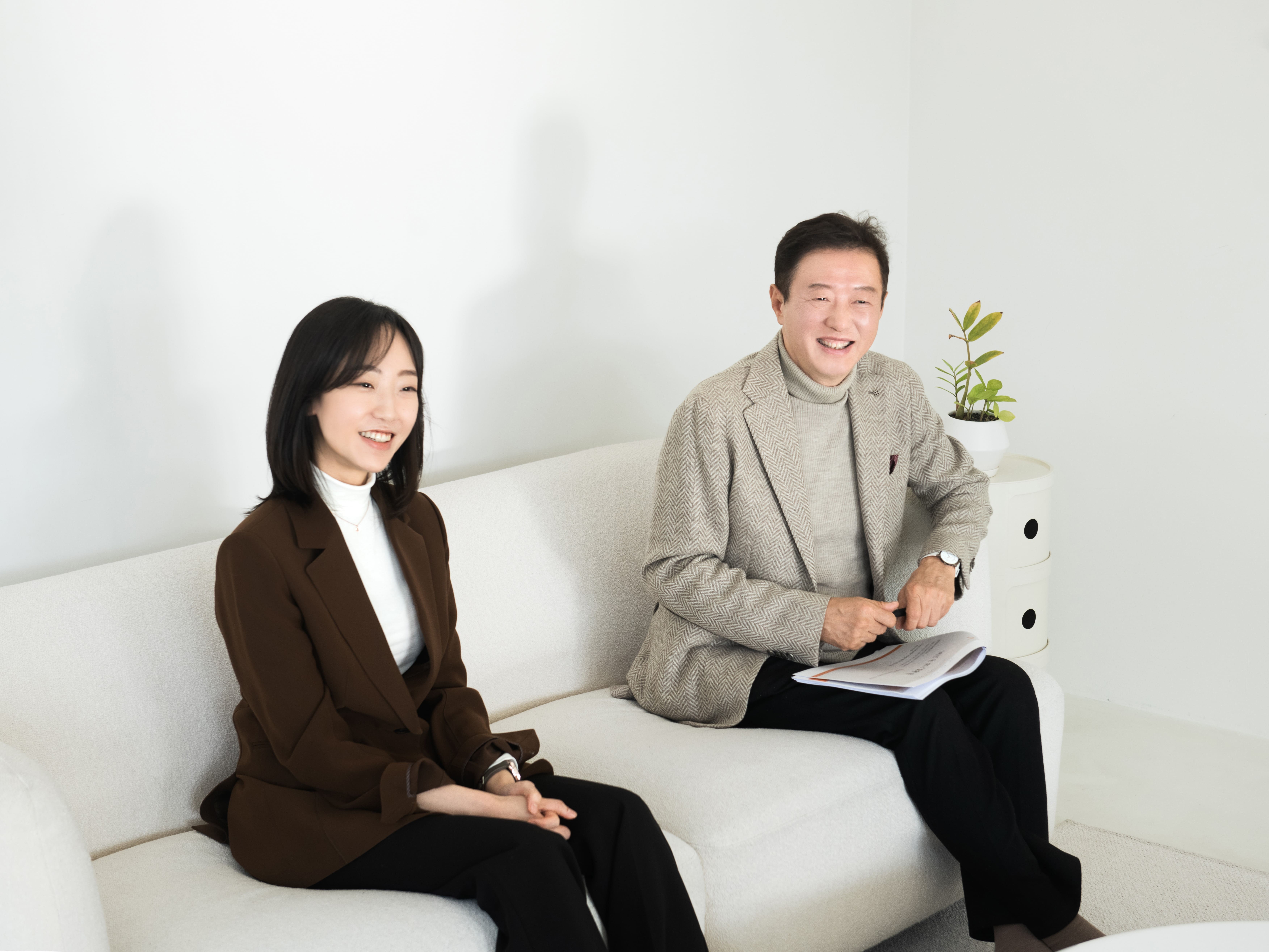 서울 양재동의 한 스튜디오에서 인터뷰 중인 권정윤 박사와 김난도 교수. 이들은 트렌드코리아가 하나의 집단을 깊게 분석한 건 처음이라면서 2030 여성에서 ‘나다움’이라는 흐름을 발견했다고 말했다. ⓒ롱블랙
