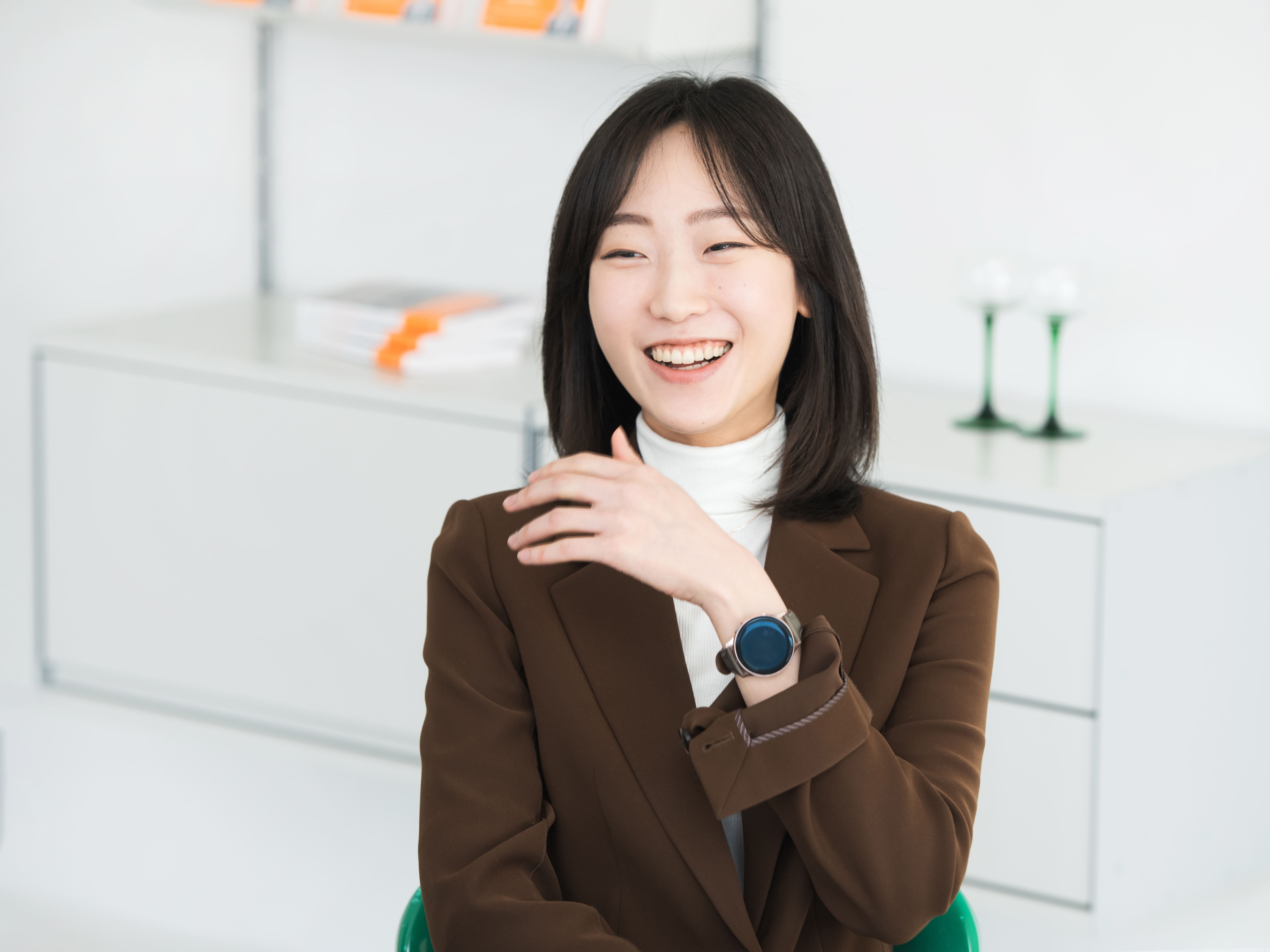 롱블랙과의 인터뷰 중 “매일의 성장은 불가능하다”며 웃음짓는 권 박사의 모습. 권 박사는 성장을 위해 노력하는 것은 좋지만, 지나친 비교에서 스스로를 지키려는 태도가 필요하다고 강조한다. ⓒ롱블랙