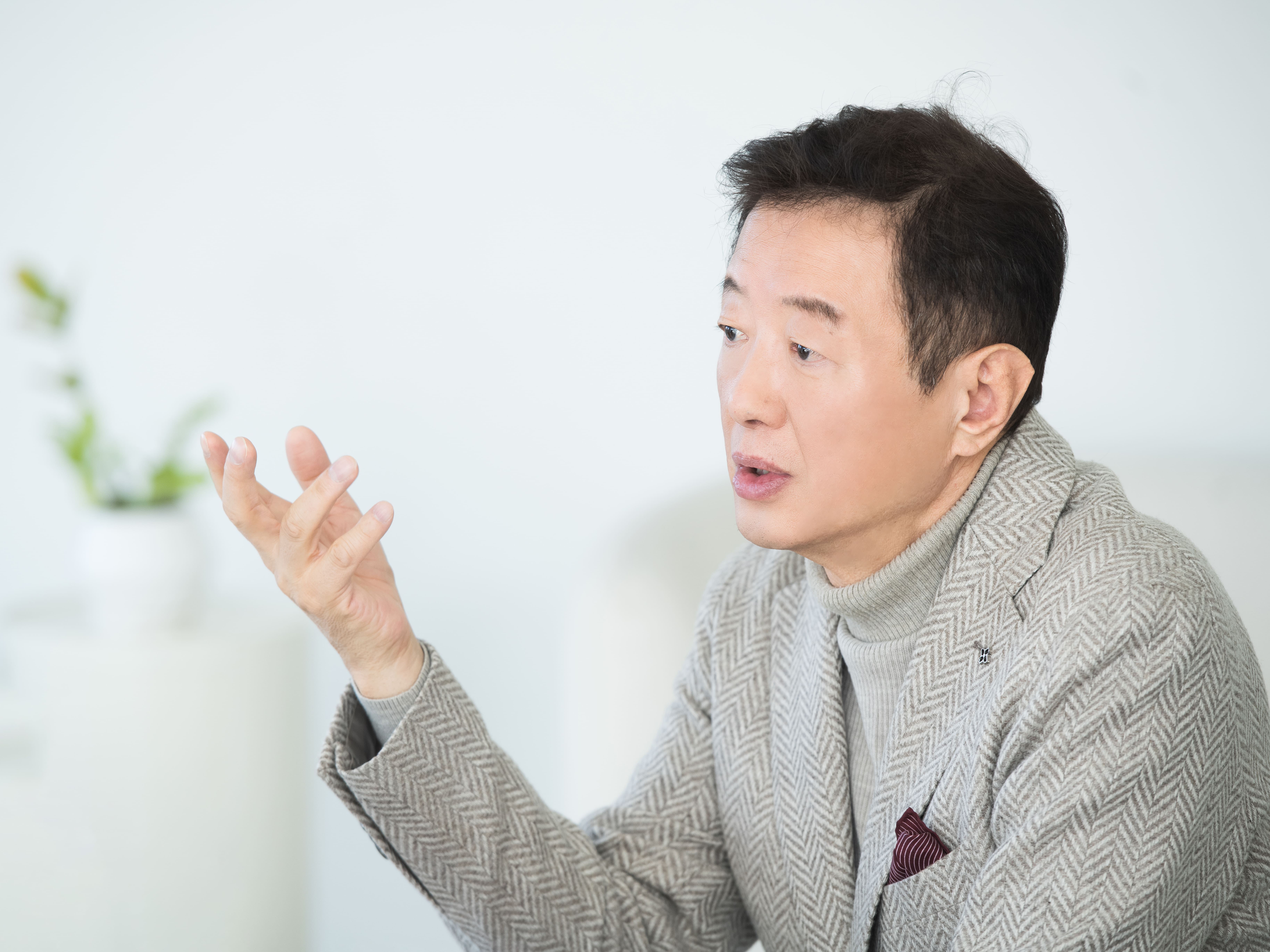자기관리와 자책은 종이 한 장 차이라고 설명하는 김 교수의 모습. 지나치게 높아진 사회의 기대치에 좌절하기보다, 나를 다독이고 조금씩 나아가는 게 진정한 성장일 수 있다고 덧붙였다. ⓒ롱블랙