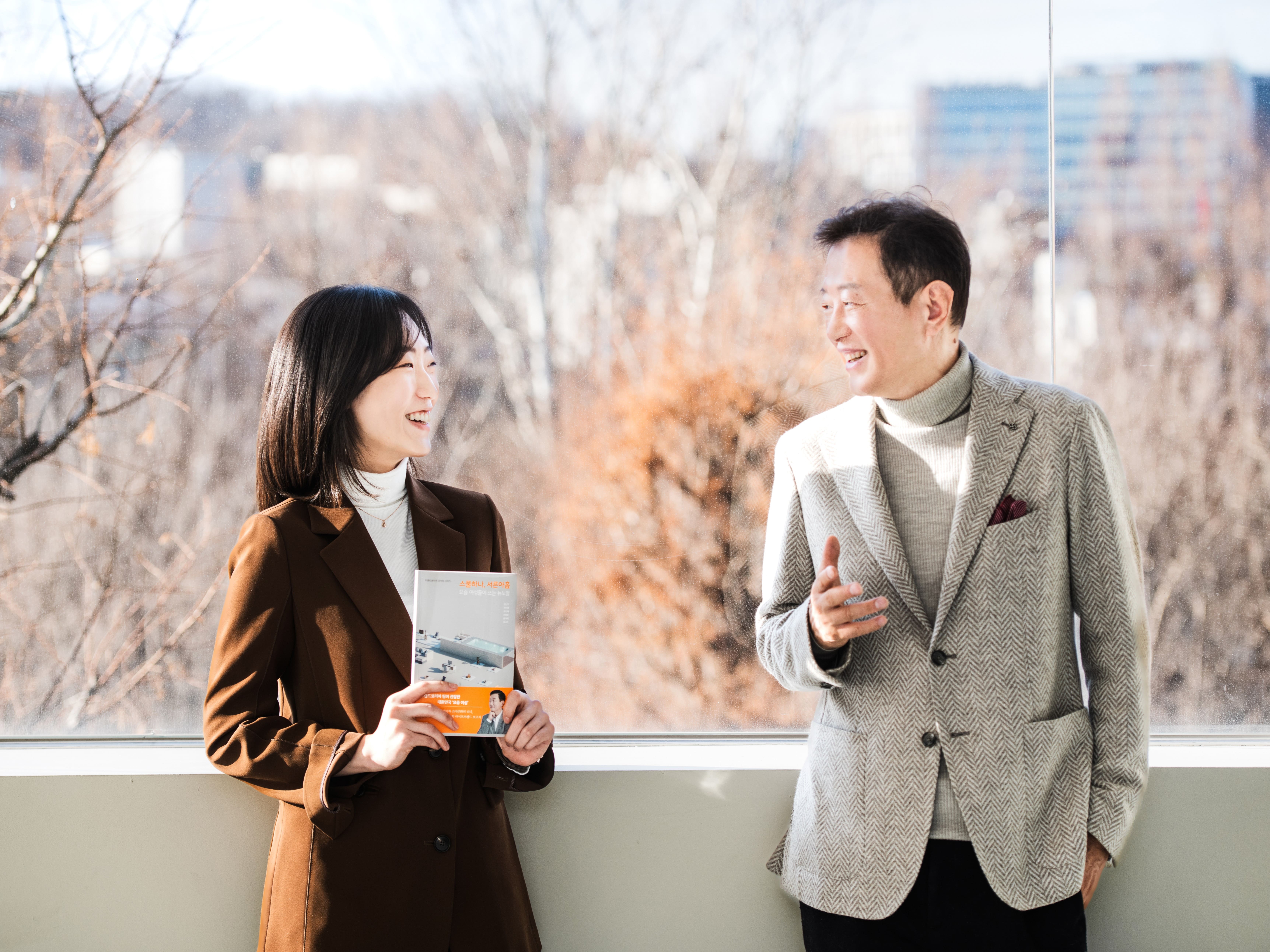 권 박사와 김 교수가 이야기를 나누고 있다. 두 사람은 10년간 『트렌드코리아』를 함께 집필해오고 있다. 이들은 “변하는 트렌드의 이면에는 변하지 않는 고민이 있다’’며 다른 선택을 할 수 밖에 없는 젊은 세대를 향한 응원을 당부했다. ⓒ롱블랙