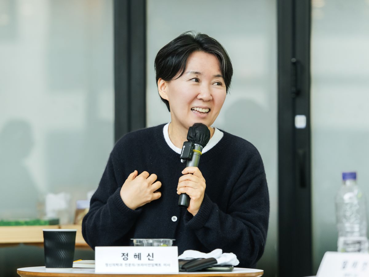 “AI가 ‘나를 돌아보는 시간’을 만들어 주면 좋겠다”는 정혜신 박사. 그는 AI가 “오늘 기분 어땠어?”라고 물어봐 준다면, 잊고 있던 내 상태를 찬찬히 보살필 기회가 될 것이라고 말했다. ⓒ롱블랙
