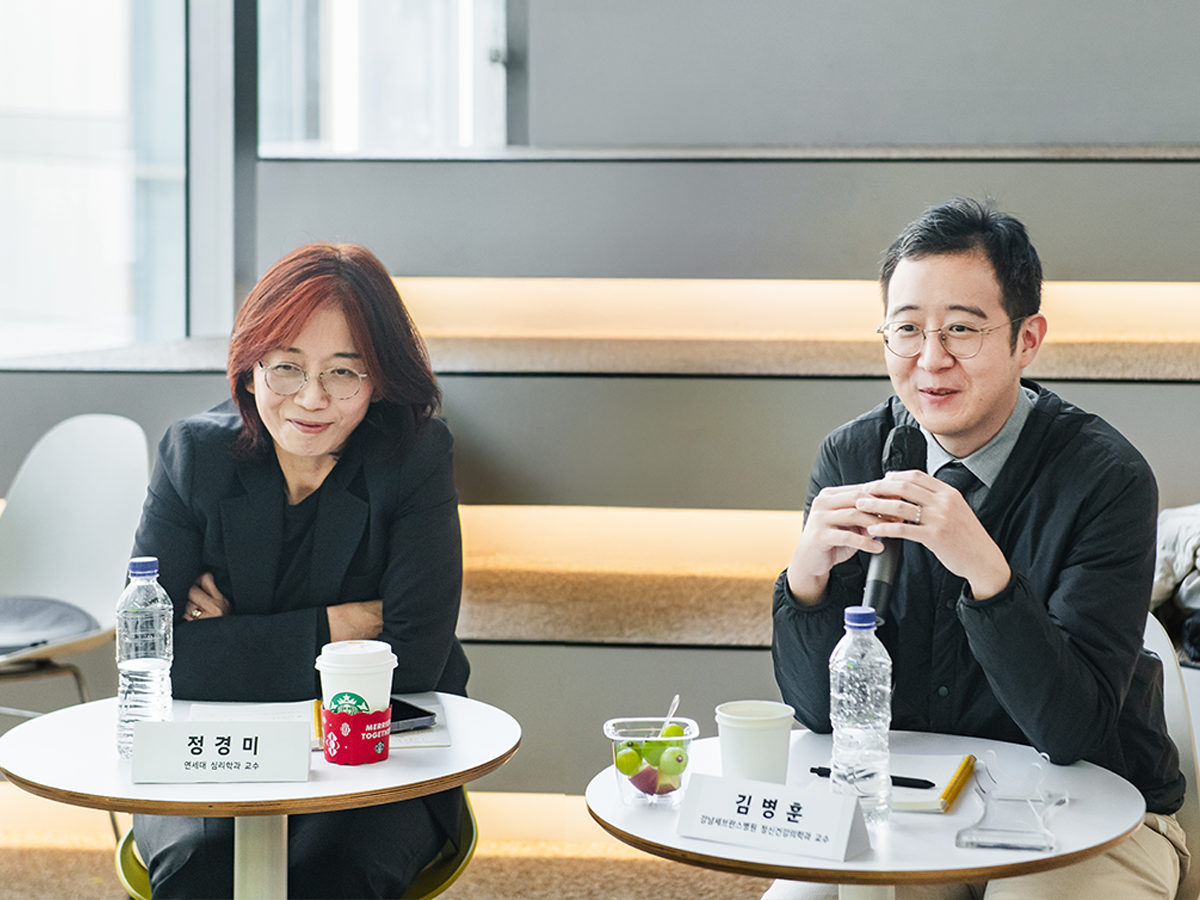 임상 심리 전문가인 정경미 교수와 정신의학과 의사인 김병훈 교수는 심리 치료 영역에서의 AI의 활용 가능성에 대한 아이디어를 나눴다. ⓒ롱블랙