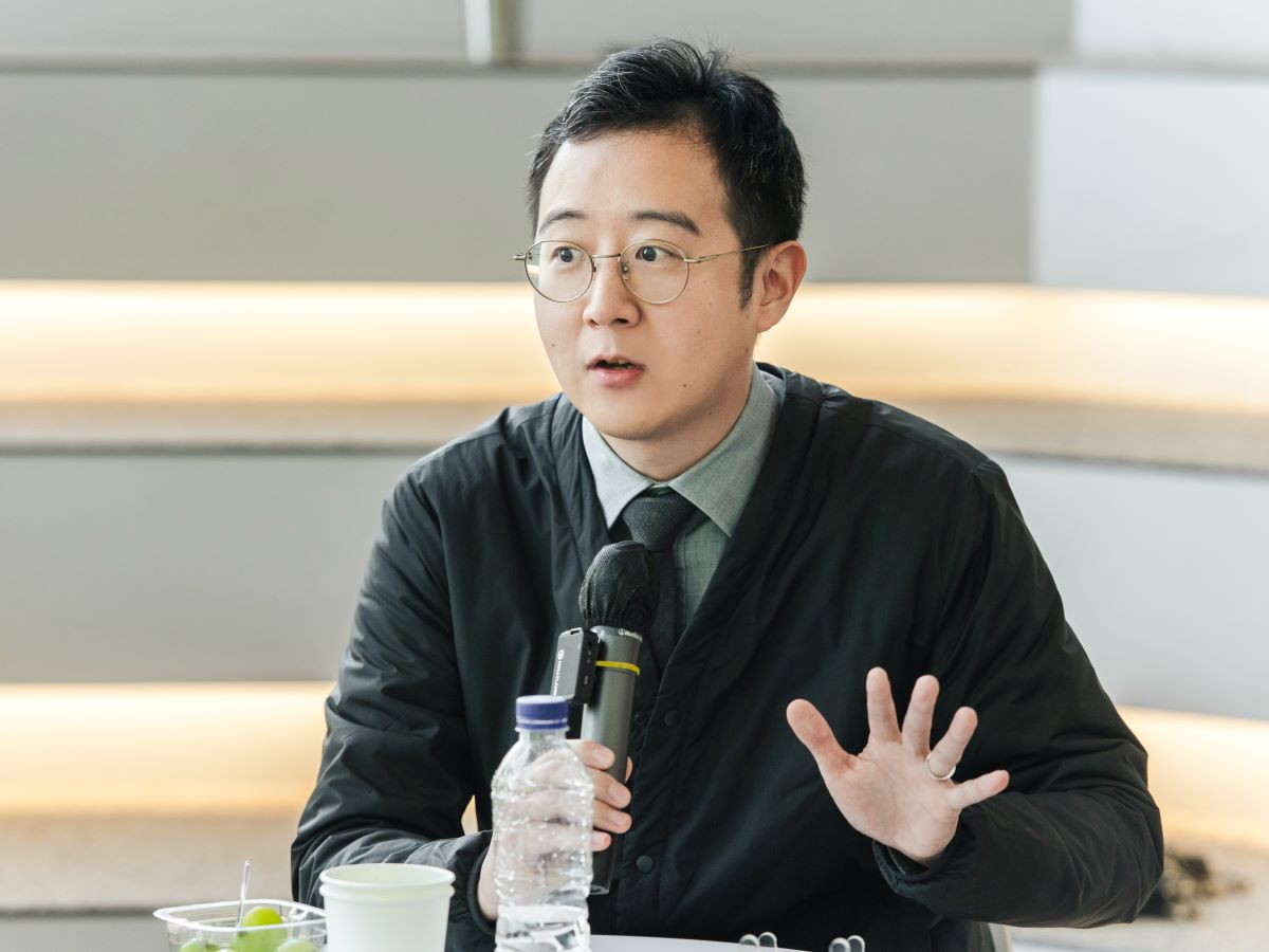 김병훈 교수는 “몇 년 전 AI가 공감할 수 있냐고 물었을 땐 아니라고 답했겠지만, 지금은 쉽게 답할 수 없다”며 인공 지능이 마음 건강을 도울 수 있다는 기대를 이야기했다. ⓒ롱블랙
