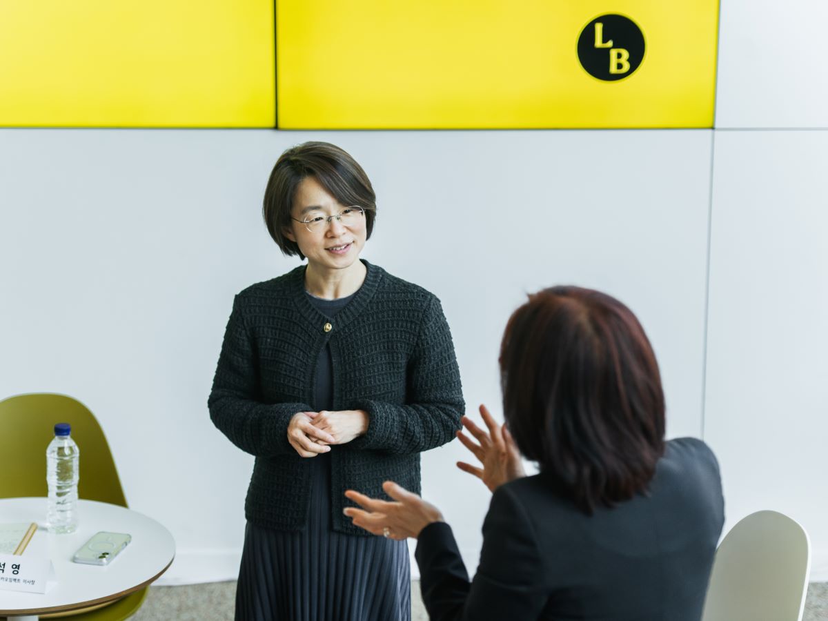 패널들은 라운드테이블 진행 중 쉬는 시간에도, 끊임없이 마음을 돕는 AI에 대한 서로의 생각을 나눴다. 사진은 류석영 교수(왼쪽)와 정경미 교수(오른쪽). ⓒ롱블랙