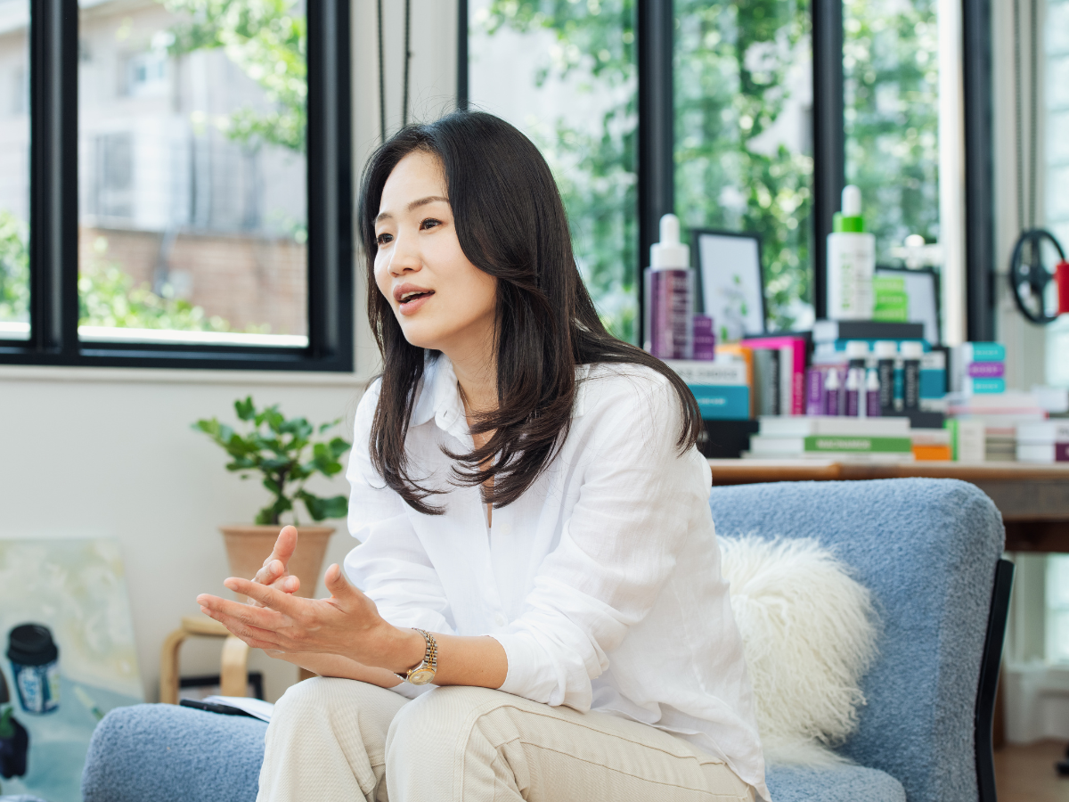 롱블랙과 인터뷰 중인 폴라초이스 코리아 김양희 대표의 모습. 그는 6년째 폴라초이스의 한국 지사를 이끌고 있다. 제품을 숨기고 성분 과학 교육에 힘써, 사람들이 입소문으로 찾아오는 브랜드를 만들고 싶다고 전했다. ⓒ롱블랙