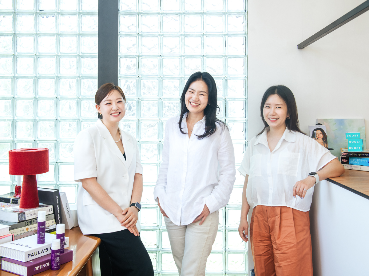 롱블랙과 인터뷰 중인 폴라초이스 코리아의 김수정 뷰티 컨설턴트(왼쪽), 김양희 대표(가운데), 김수연 크리에이티브 디자이너(오른쪽). 그들은 여전히 화장품에 대한 잘못된 정보가 많은 가운데, 신뢰할 수 있는 교육과 정보를 제공하는 브랜드를 만들겠다고 전했다. ⓒ롱블랙