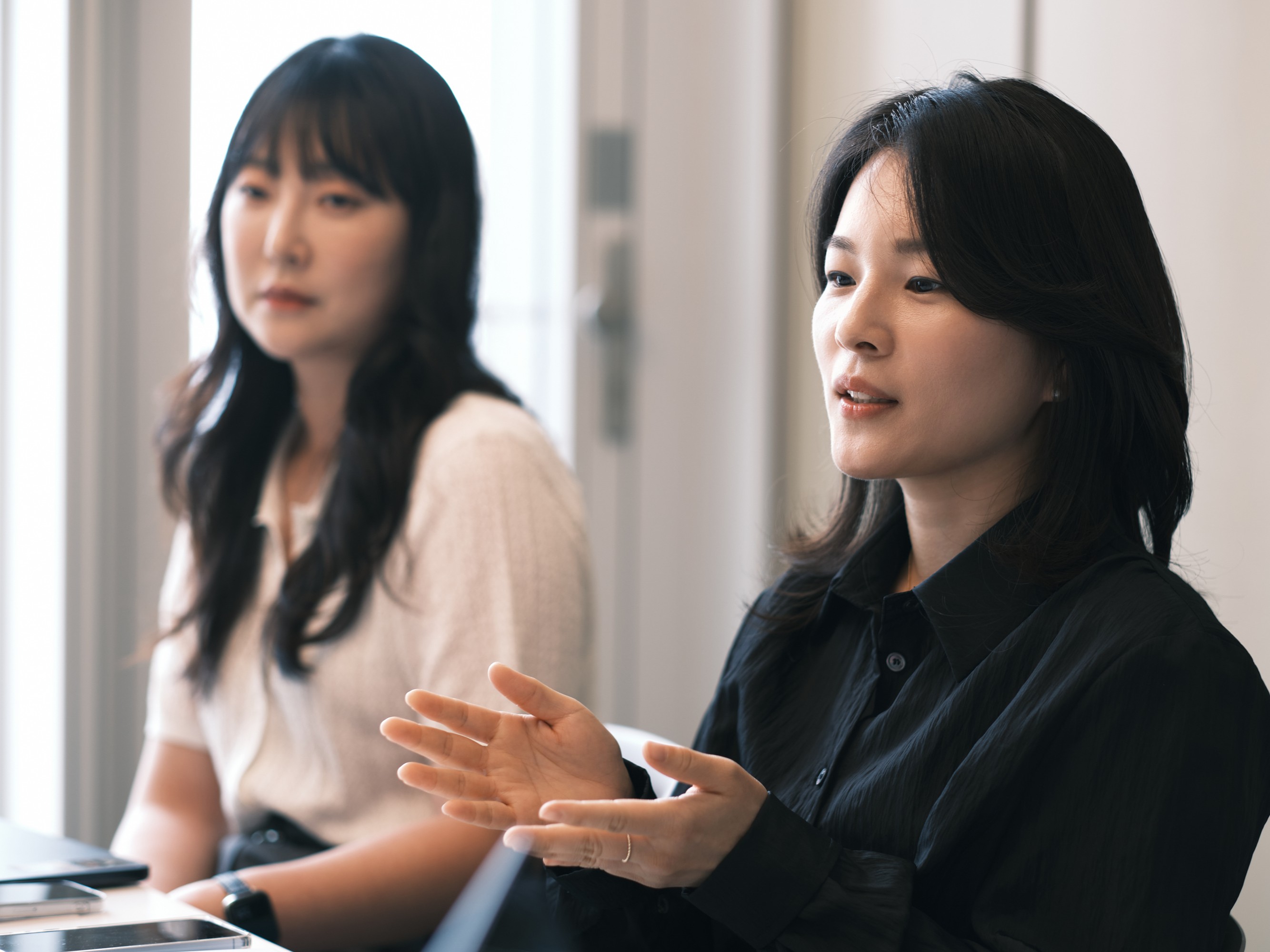 롱블랙과 인터뷰 중인 김가현, 윤이나(오른쪽) 해피빈 서비스팀 담당자 모습. 두 사람 모두 해피빈에서 10년 넘게 일하고 있다. 일 하면서 얻게 되는 선한 에너지가 크다고 전했다. ⓒ롱블랙