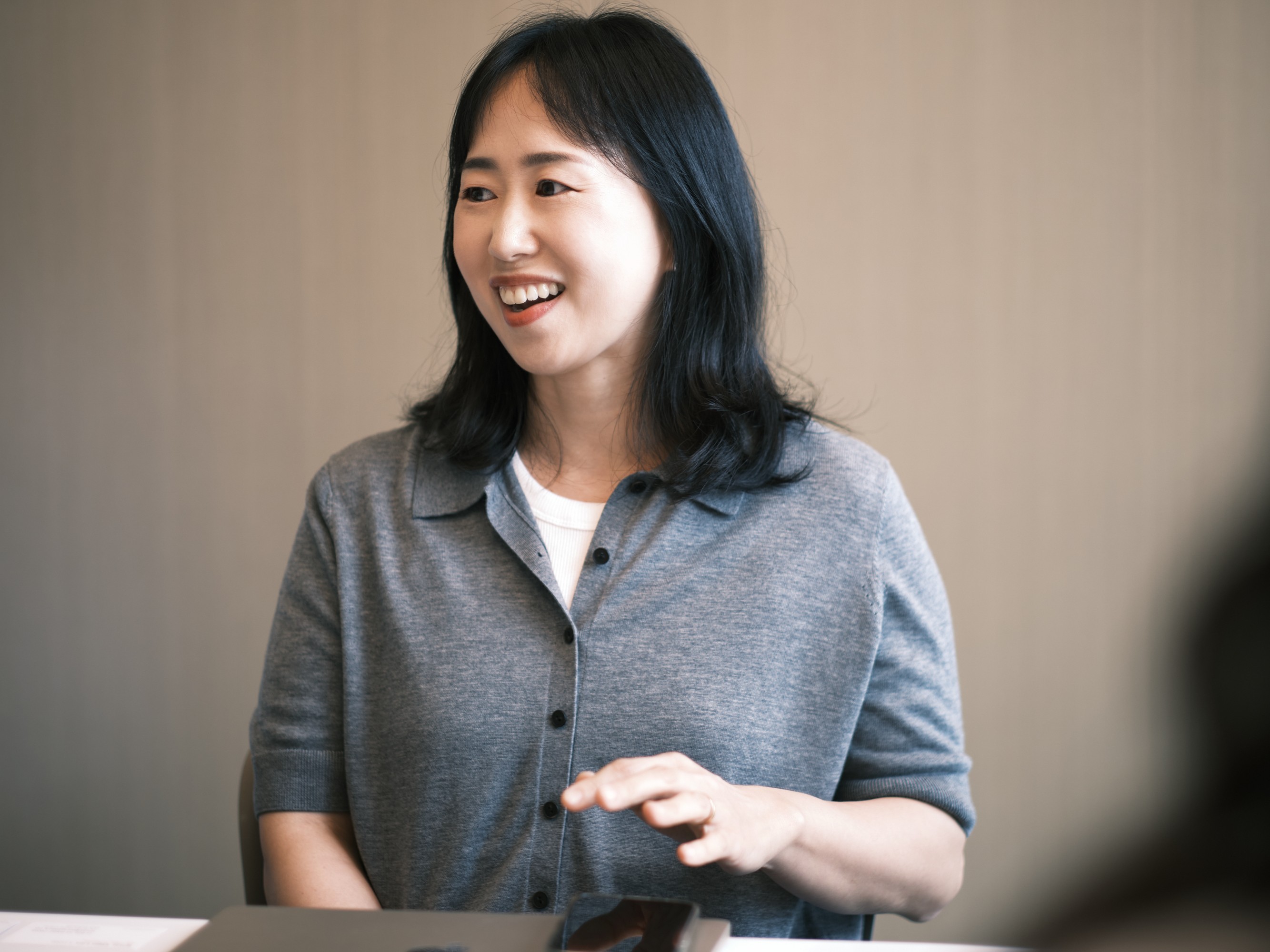 롱블랙과 인터뷰 중인 고현진 해피빈 나눔기부팀 담당자 모습. 나눔기부팀은 해피빈의 양쪽의 사용자인 기부처와 기부자와 보다 가까이에서 소통한다. 그는 특히 공익단체의 스토리를 전달하도록 돕는 데 집중하고 있다. ⓒ롱블랙