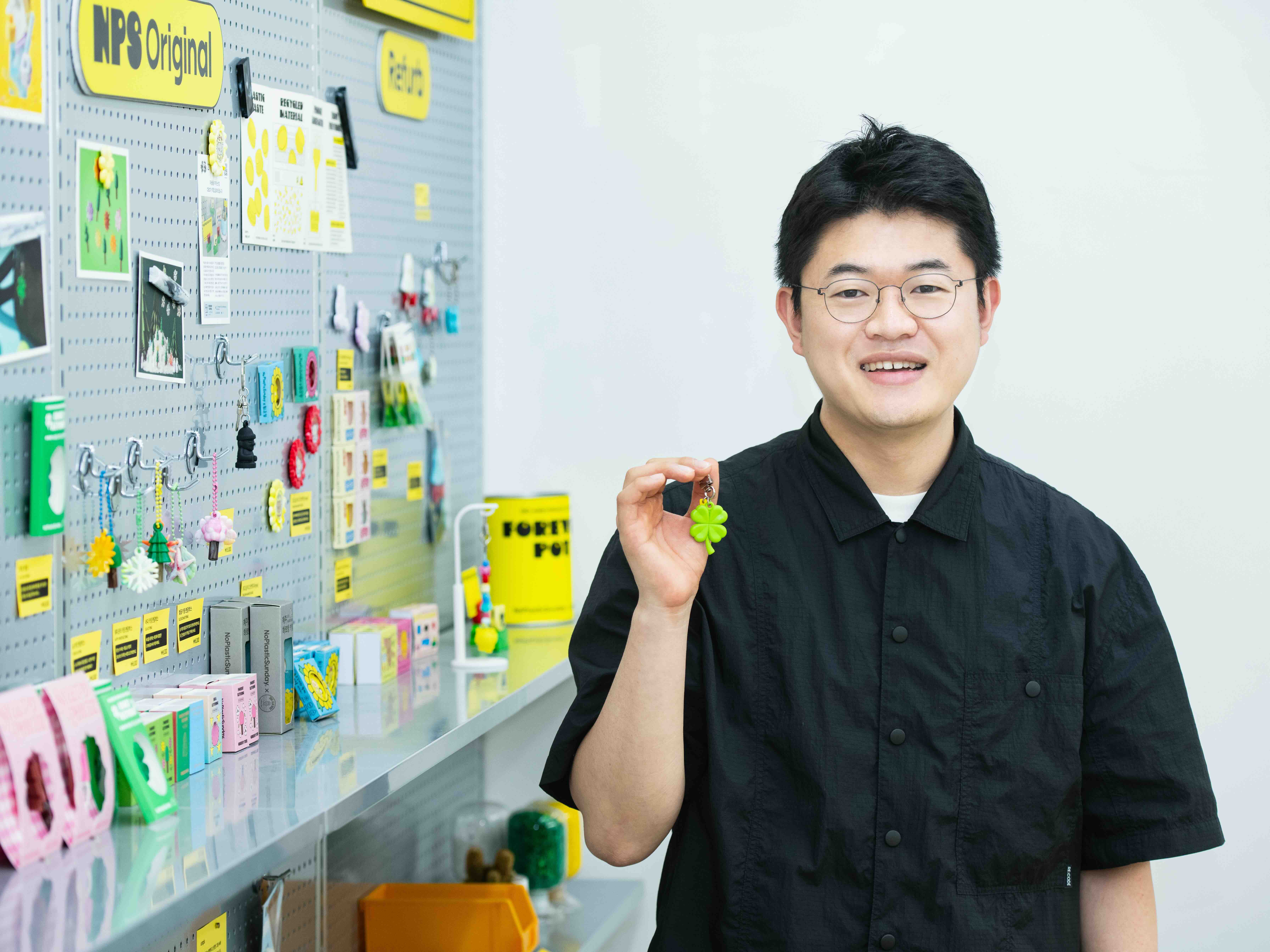 “작은 키링으로 사람과 이야기가 연결되는 세상을 꿈꾸고 있다”고, 이건희 대표는 말한다. 사진은 태그미 럭키 키링을 들고 포즈를 취하고 있는 이 대표의 모습. ⓒ롱블랙