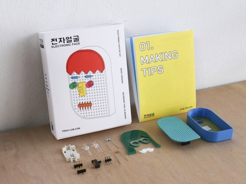 디자인 스튜디오 프래그 시절 만들었던 전자얼굴 키트. 사람들이 직접 납땜을 해 전자회로를 연결하고, LED 불이 들어오는 얼굴 모양을 만들 수 있게 했다. ⓒ프래그