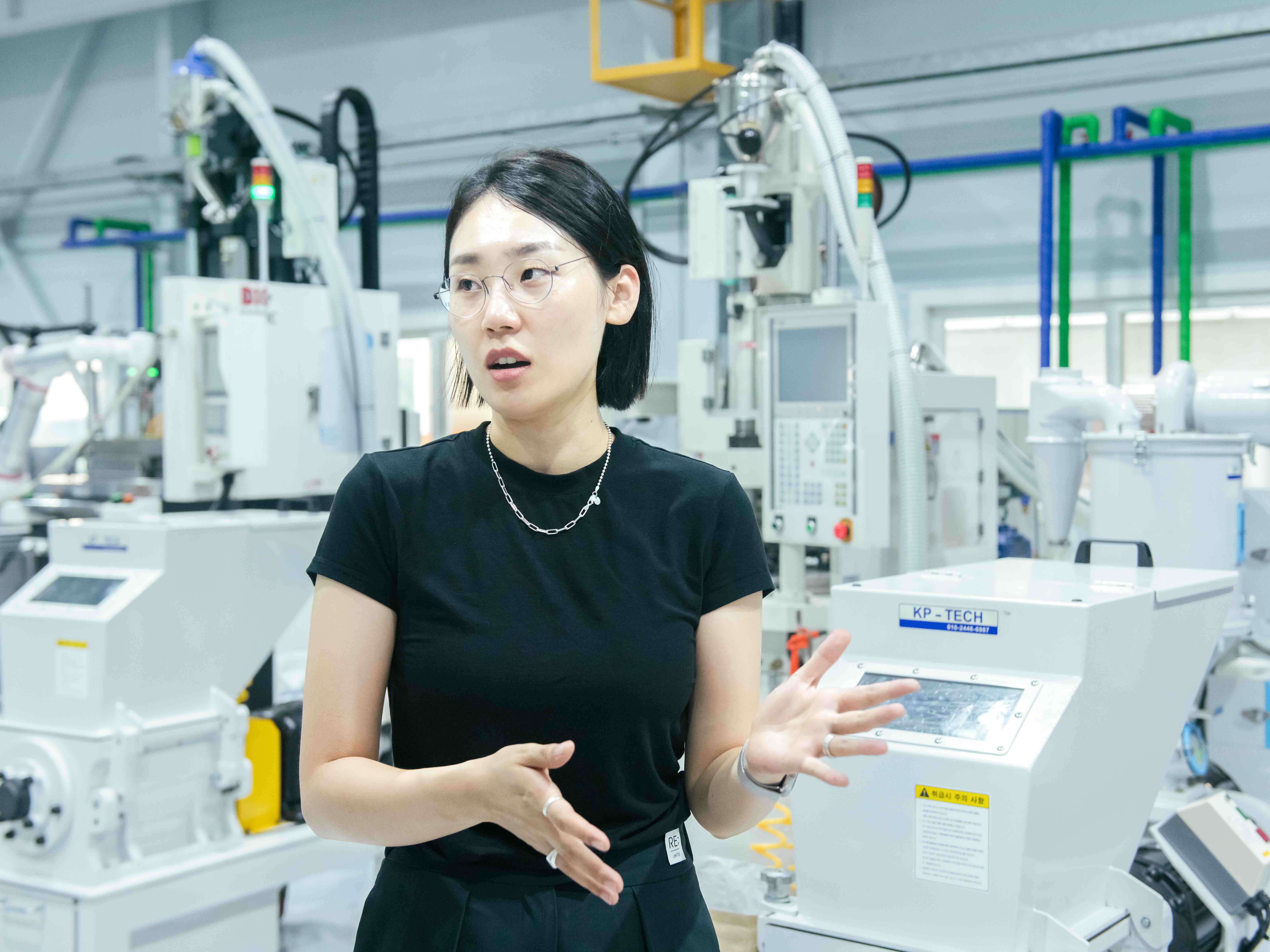 조민정 브랜드 디렉터가 폐플라스틱으로 키링을 만드는 전 과정을 설명하고 있다. ⓒ롱블랙