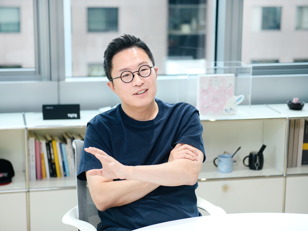 롱블랙과 인터뷰 중인 지성원 현대차 전무. 그는 “설득하지 못하는 이야기는 의미가 없다”며 ‘스토리셀링’의 중요성을 강조했다. ⓒ롱블랙