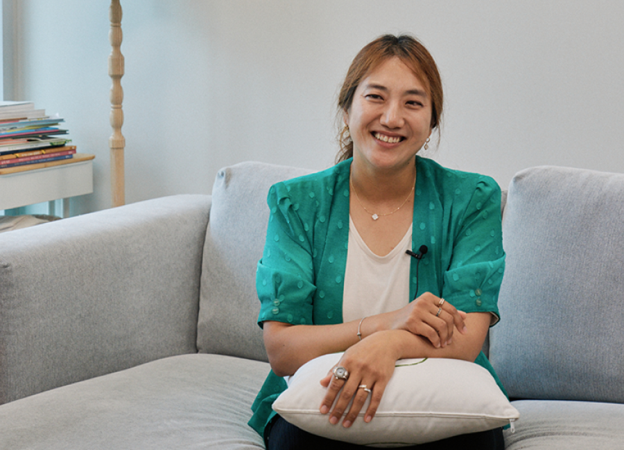 밴드 ‘브로콜리너마저’의 건반연주자이자 정신건강 간호사, 김잔디 양육자. 두 명의 초등학생 자녀를 키우고 있다. “부모가 기본만 해주면 절대로 나쁘게 자라지 않는다”고 말했다. ⓒ빌드업 육아클럽