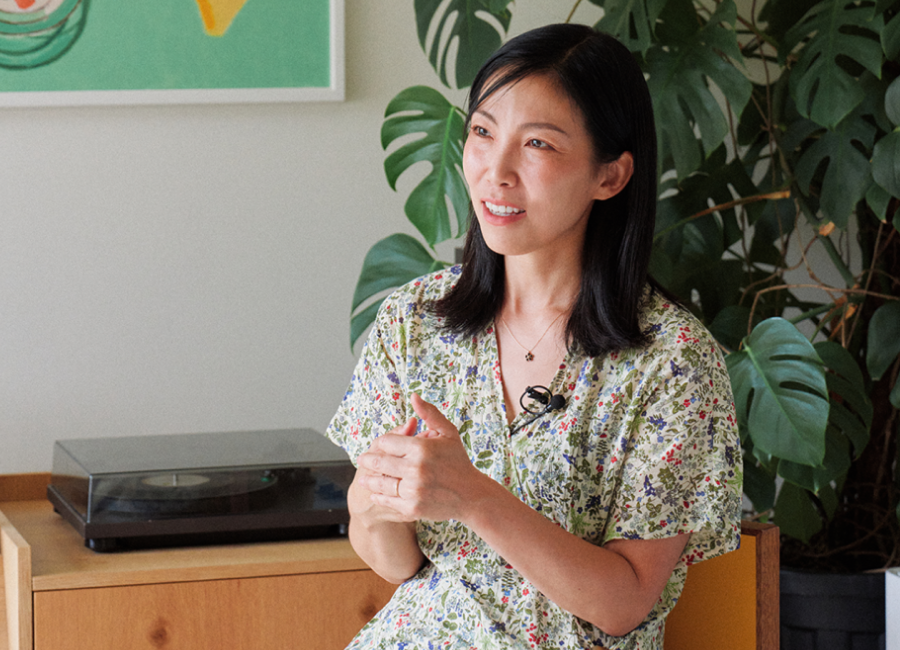 예술 융합 교육을 하는 ‘클랩 스튜디오’ 대표이자, 아홉 살과 여섯 살 두 아들을 키우는 김민정 양육자. 그는 『이토록 찬란한 육아』에서 일상 속에서 아이들과 함께 시도할 수 있는 예술 활동을 소개했다. ⓒ빌드업 육아클럽