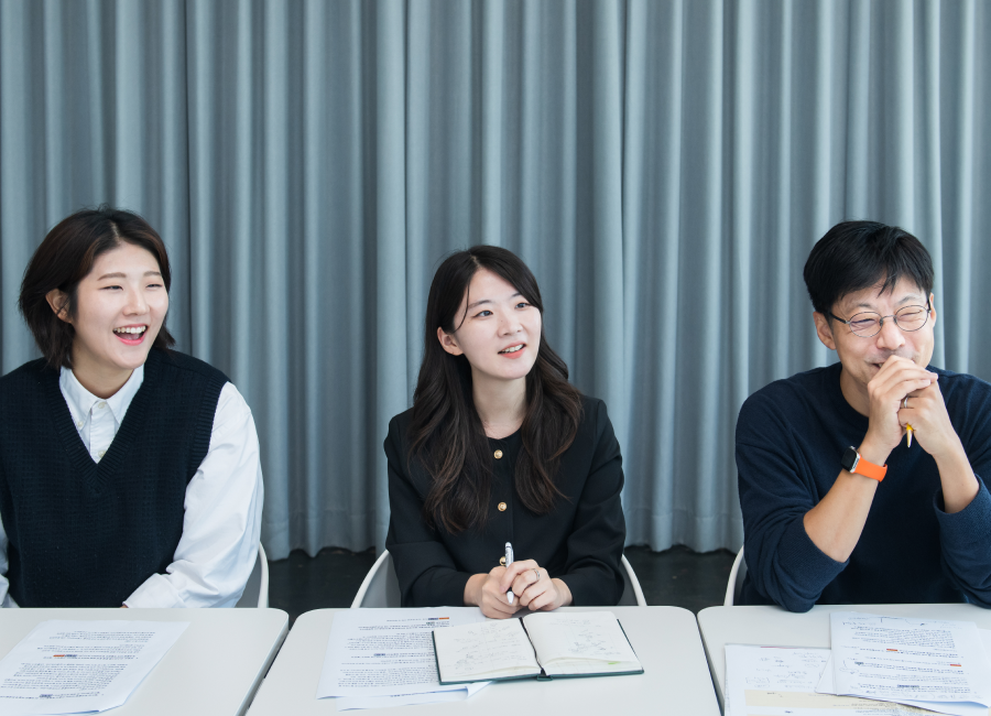빌드업 양육자들은 나다움을 지키며 아이와 함께 성장했다. 빌드업 육아클럽은 다양한 육아 레퍼런스를 보여주며, 육아 문화를 만들어가고 있다. 사진은 빌드업 육아클럽을 기획한 임수빈 안전가옥 PD(왼쪽), 김화지 현대해상 과장(가운데), 손현 헤르츠 콘텐츠 매니저(오른쪽). ⓒ롱블랙