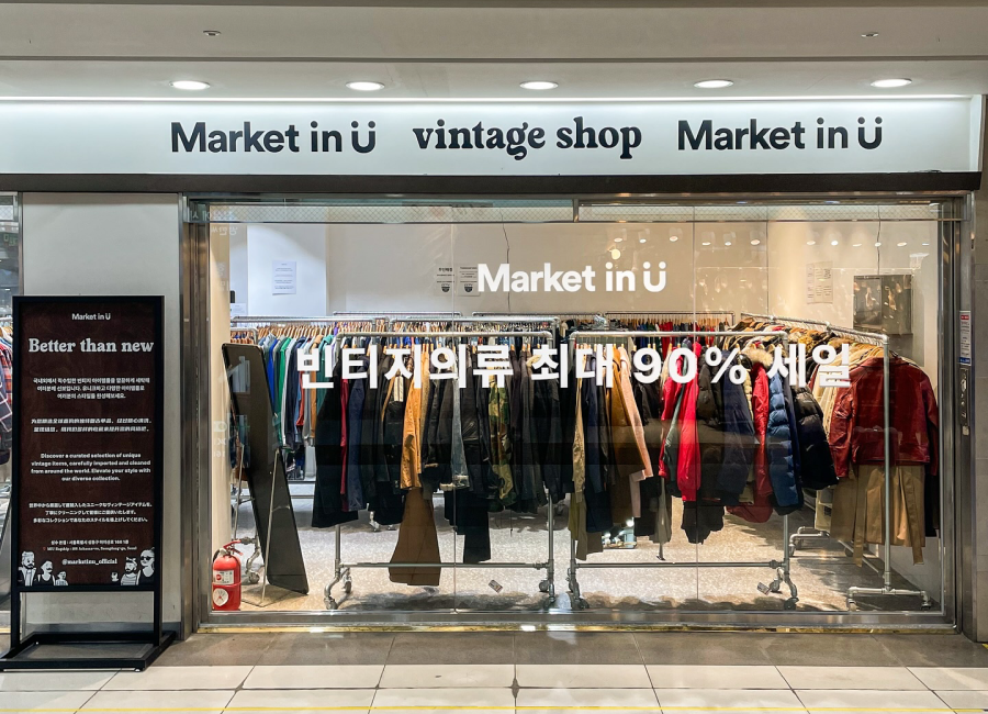 마켓인유에서 2025년 1월 강남역 7번 출구 쪽 지하상가에서 팝업 매장을 운영한 모습. 인테리어는 최소화 하고, 유리창은 스티커로 간단하게 꾸몄다. ⓒ마켓인유