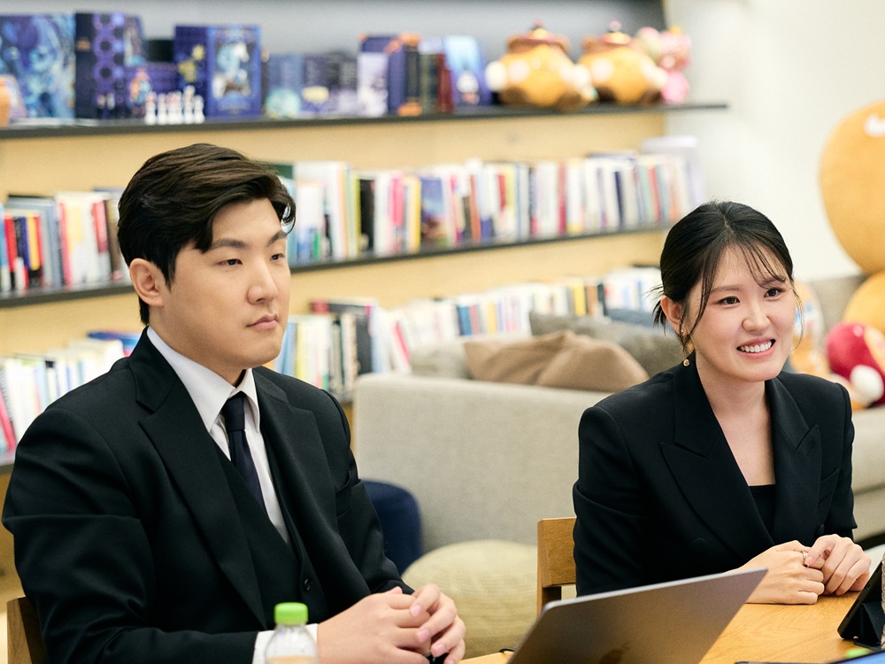 서울 데브시스터즈 본사에서 롱블랙과 인터뷰하는 조길현 CEO(왼쪽), 이은지 CIPO의 모습. 두 사람은 자신들이 그동안 작업했던 이력을 함께 보여주면서 그간의 경험들을 풀어 나갔다. ⓒ롱블랙