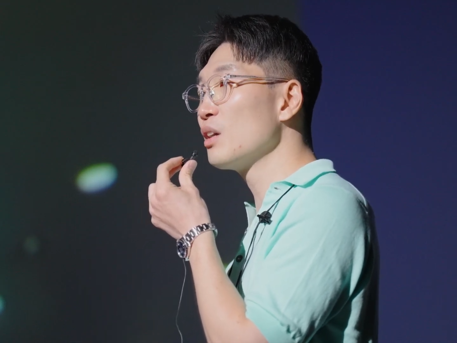 2024년 TEDxKyunghee에서 ‘더 나은 사용자 경험’을 주제로 강연하는 레드버스백맨의 모습. 15년간 UX 리서처로 일해 온 그는, AI 시대에도 UX 디자인은 여전히 중요할 것이라 말한다. ⒸTED