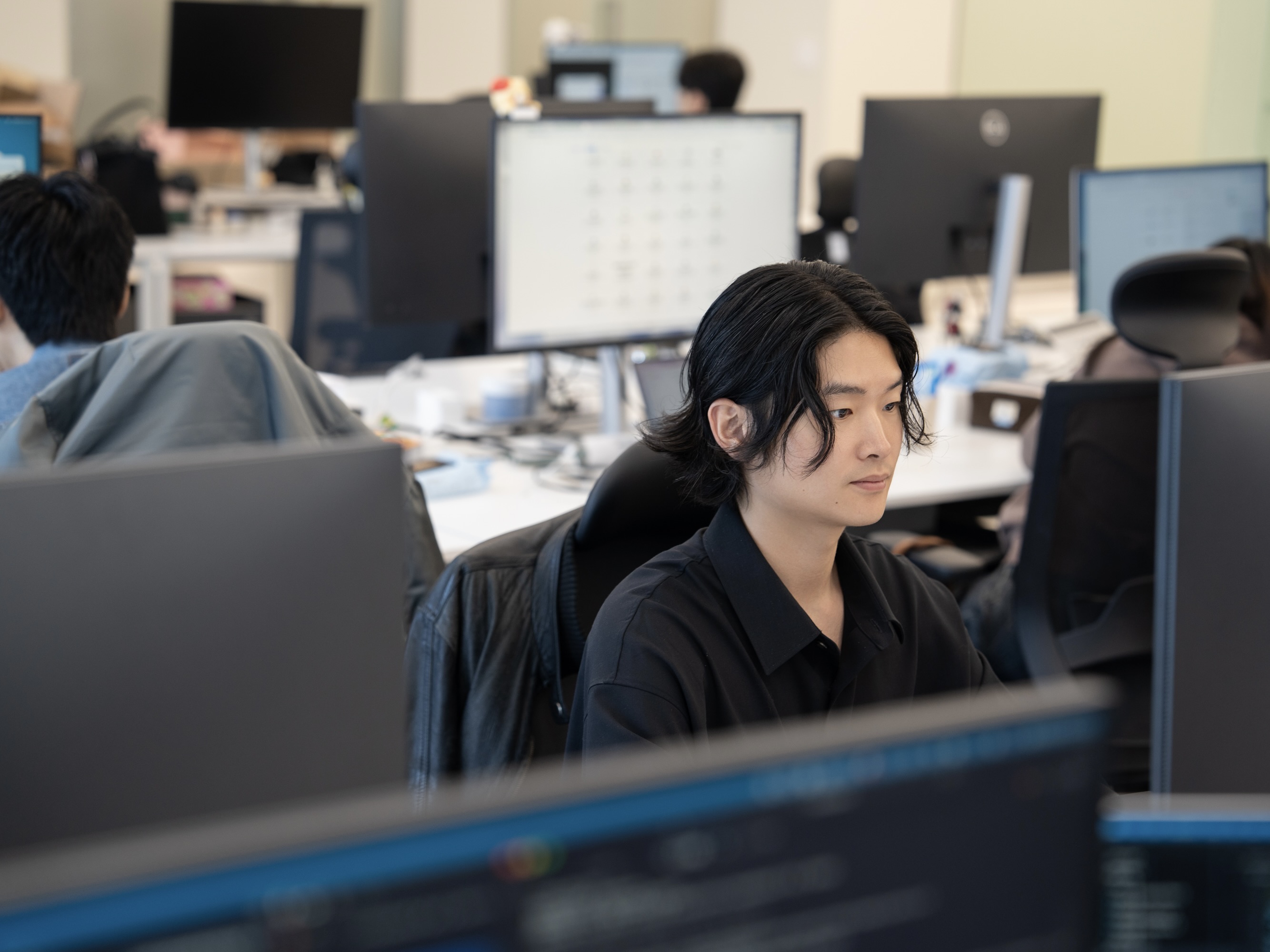 브랜더진에선 사람이 직접 크리에이터 심사를 한다. AI가 판별할 수 없는 ‘감각의 깊이’를 파악하기 위해서다. 사진은 브랜더진 사무실에서 업무를 하고 있는 고종원 대표. ©롱블랙