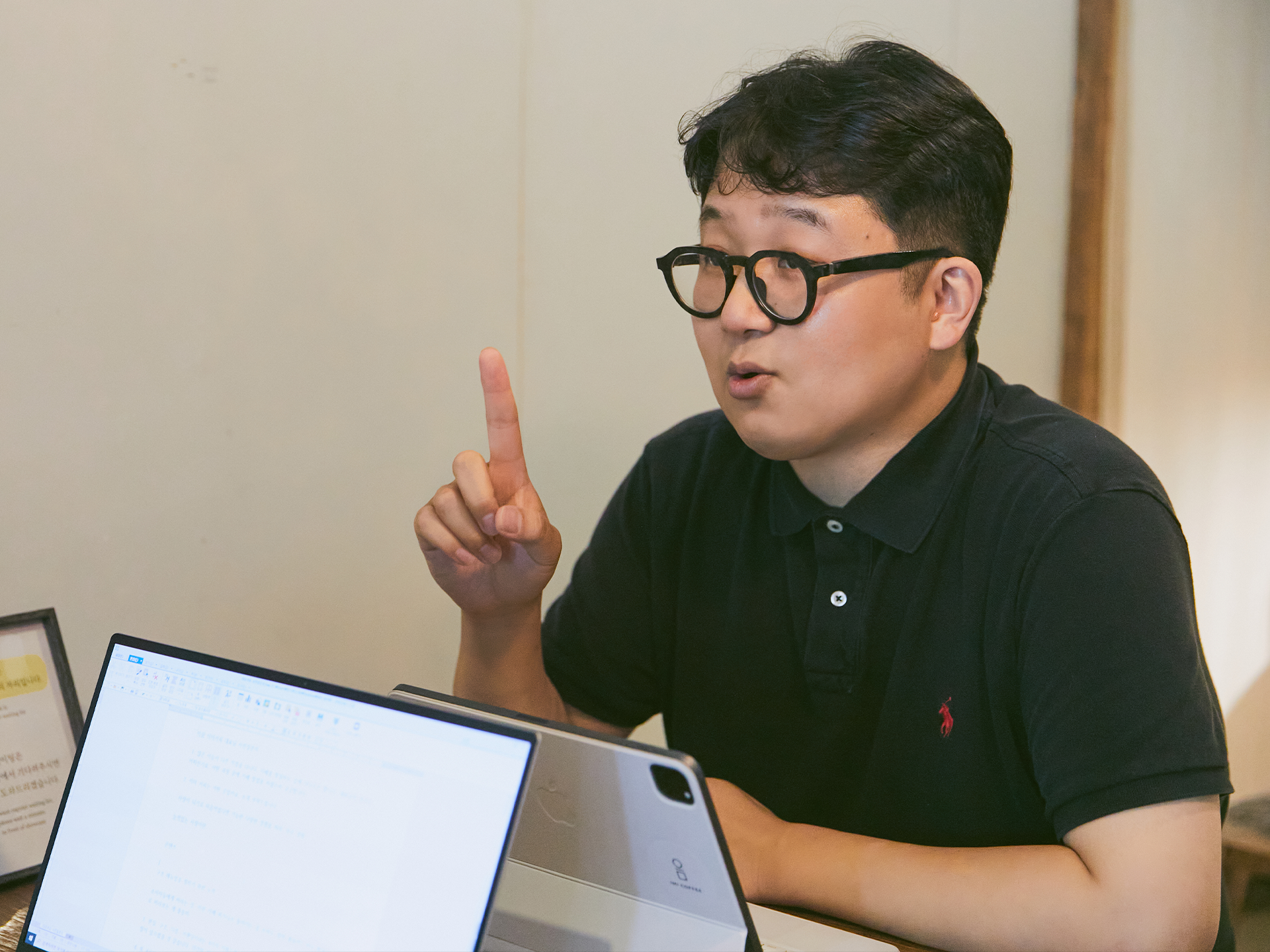 15년간 카페를 운영해온 이림 대표는, 바이브 코딩을 카페 운영 전반에 적용하며 일하는 방식을 바꿔나가고 있다. “AI를 제대로 활용하려면, AI가 내 일상에 침투하는 관여도를 높여보라”고 그는 말한다. 사진은 2022년 롱블랙과 인터뷰하는 이 대표. ©롱블랙