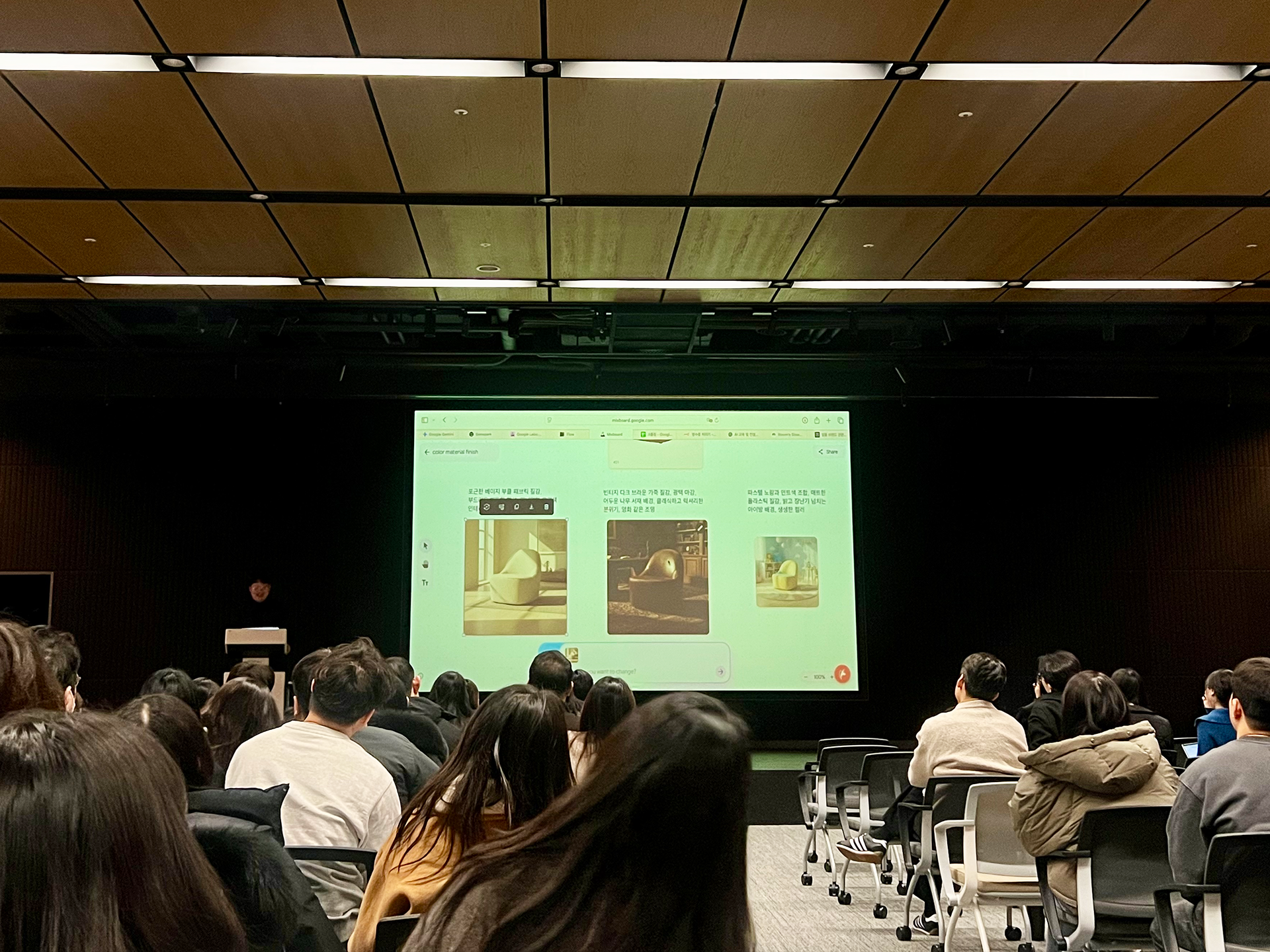 일룸은 ‘AX 프론티어 그룹’을 꾸려, 6주간 클로드 코드로 업무를 AI 협업 체계로 바꾸는 법을 배워 조직에 전파하게 했다. 이후 온라인 영업 조직은 AI가 라이브 커머스 댓글을 수집·분류하고, FAQ를 생성하는 웹앱을 만들어냈다. 사진은 일룸 AX 컨설팅 성과 발표회 현장. ©이림