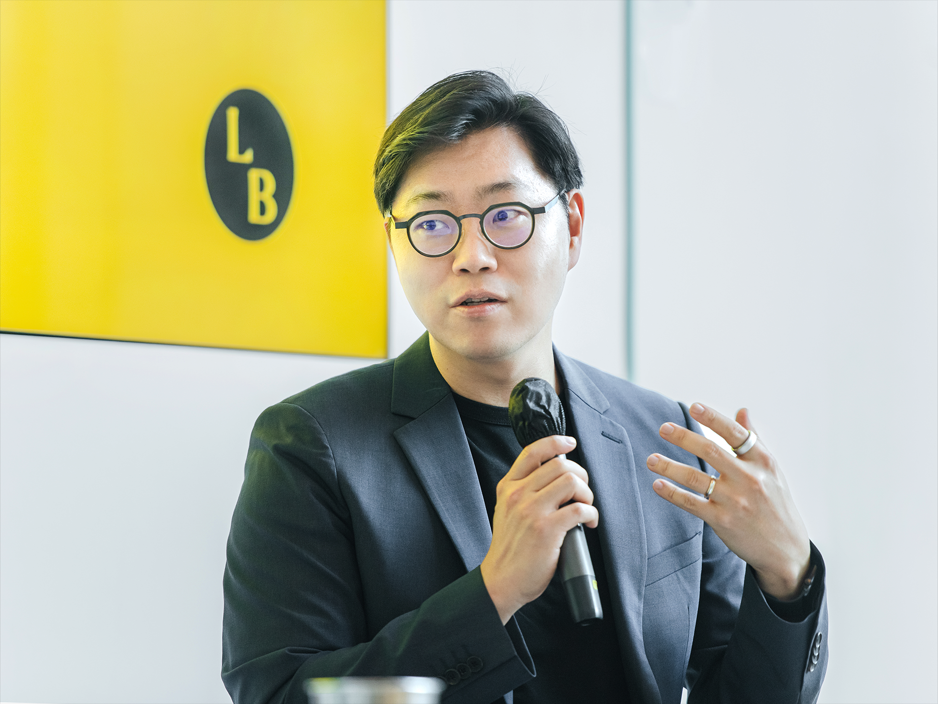 김주호 교수는 바이브 코딩의 가능성을 인정하면서도, 알맹이 없는 결과물이 양산되는 ‘AI 슬롭’을 경계한다. “AI가 내놓은 결과를 가려낼 날카로운 취향과 기준이 필요하다”고 그는 덧붙였다. 사진은 2024년 카카오임팩트와 롱블랙이 연 ‘돕는 AI 라운드테이블’에서 이야기하는 김 교수. ©롱블랙