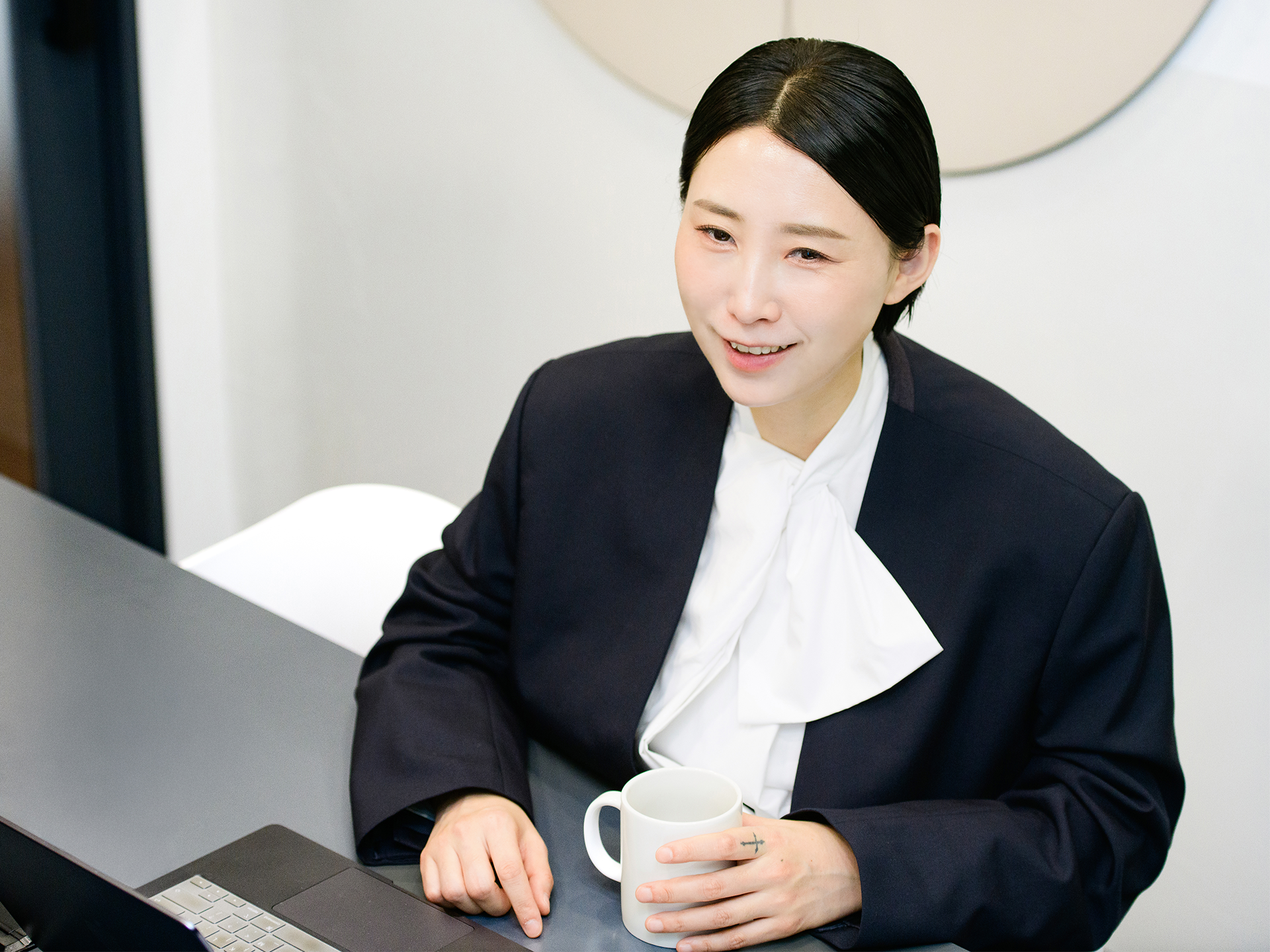 서울 을지로의 한 사무실에서 롱블랙과 인터뷰하는 김진영 디자이너. AI 디자인 에이전시 콜렉티브 턴의 대표이자 19년 차 크리에이티브 디렉터로 활동해 온 그는 그동안 쌓아온 ‘AI 세공법’을 들려줬다. ©롱블랙