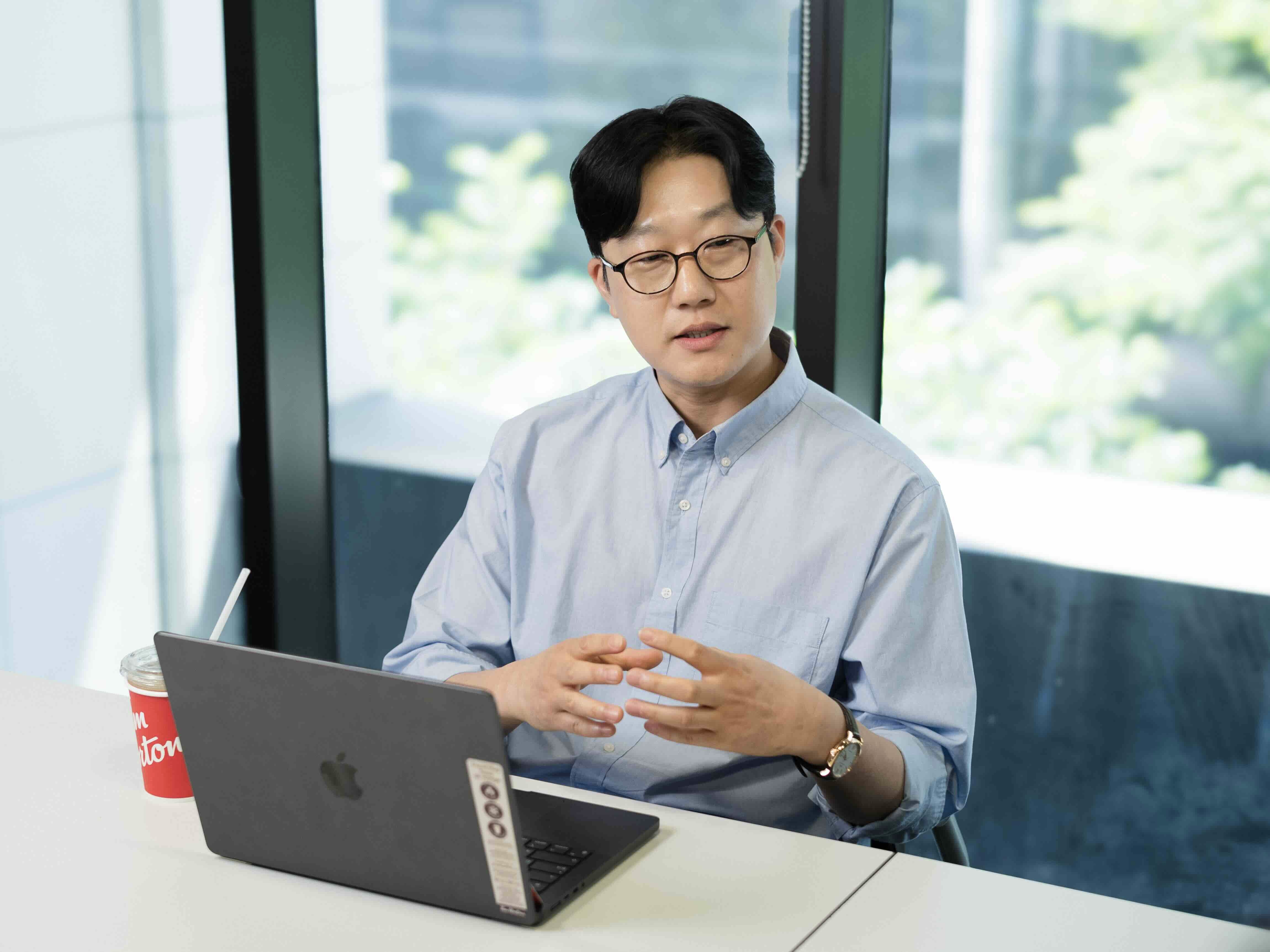 롱블랙과 인터뷰하고 있는 안태열 전무. 그는 2025년 9월 팀홀튼 코리아에 부임해 ‘현지화 전략’을 펼치기 시작했다. ©롱블랙