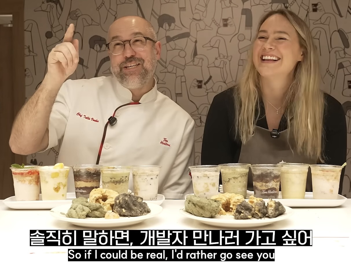 ‘논-오리지널 아이스캡’은 캐나다 현지에서도 화제를 불러일으키고 있다. 사진은 캐나다 토론토 본사 메뉴 총괄 디렉터들이 ‘논-오리지널 아이스캡’을 시식하고 긍정적인 반응을 보이는 장면. ©팀홀튼 코리아