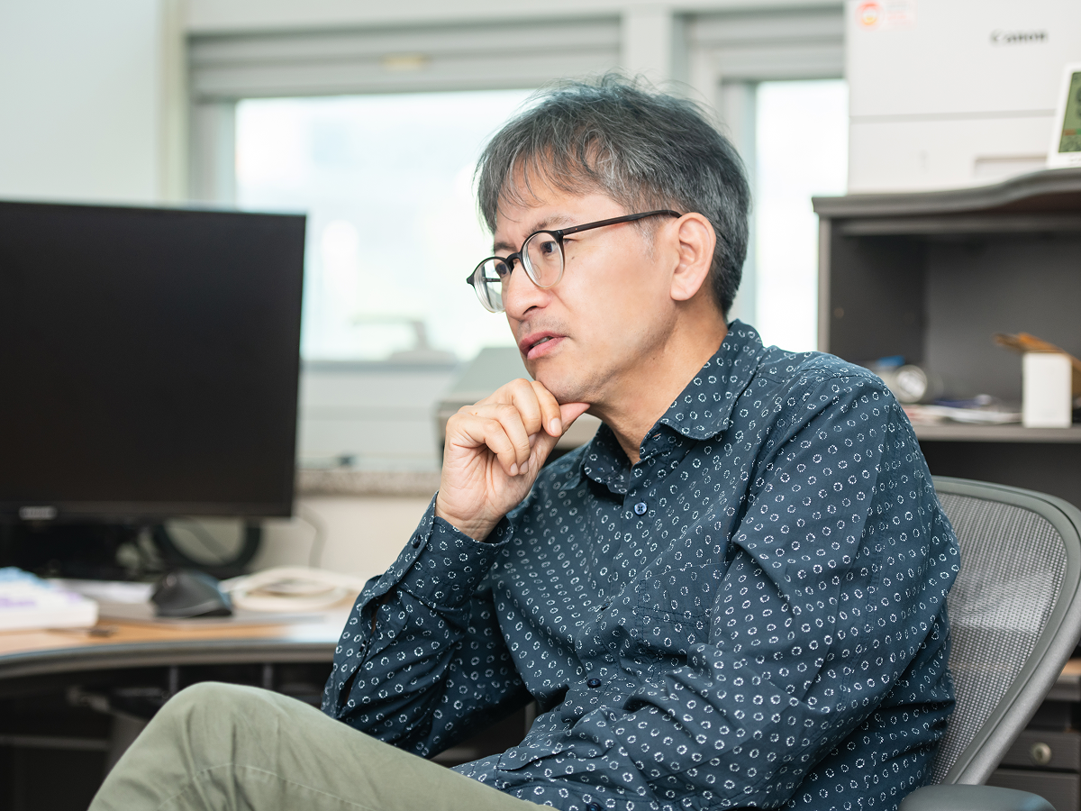 롱블랙과 인터뷰하는 하지현 교수. 그는 환자에게 위로나 감동을 건네기보다는 정신을 정확하게 분석하고 언어와하는 게 자신의 방법이라고 설명했다. ©롱블랙