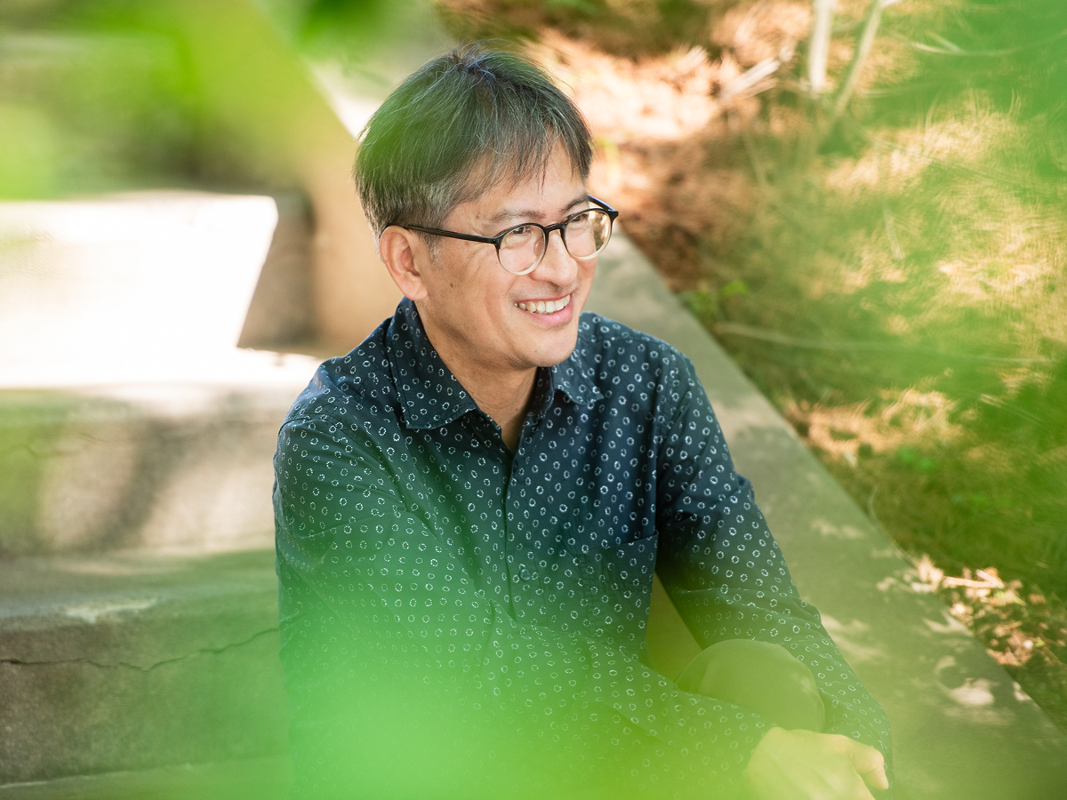 롱블랙과 인터뷰를 마친 하지현 교수. 그는 “끝이 있다는 걸 자각하면 하루가 점차 선명해진다”고 말했다. 무한을 좇지 말고 유한을 편안히 받아들이라고 그는 조언한다. ©롱블랙