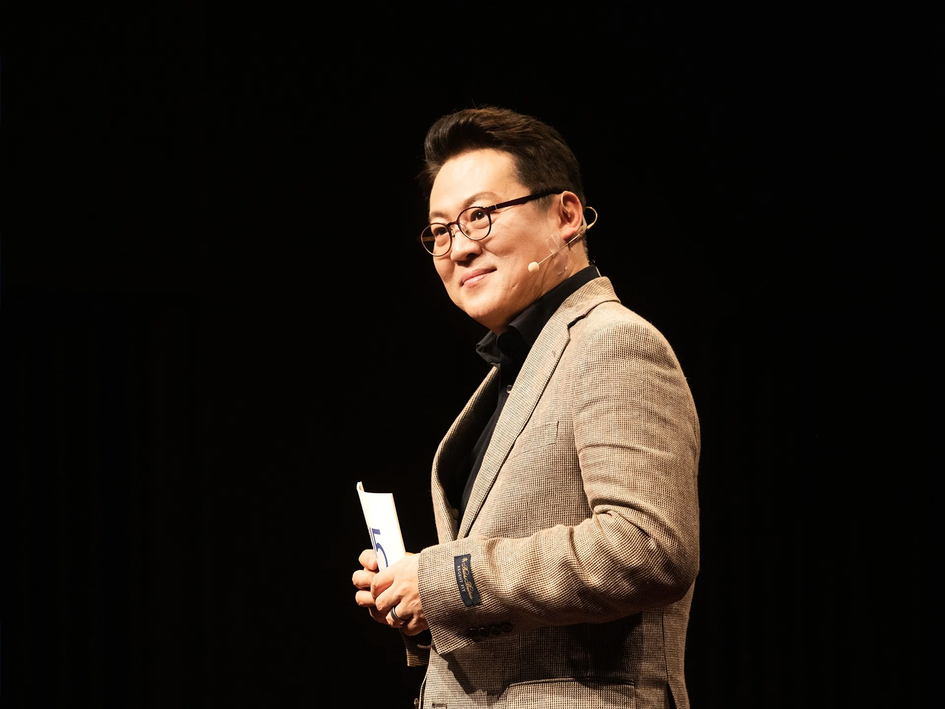 김경일 교수는 나쁜 습관은 ‘스트레스가 높아질 때 알아서 튀어나오는 오래된 패턴’이라고 말한다. 따라서 습관과 싸우는 대신, 좋은 습관이 나오기 쉬운 ‘상황’을 설계하라고 조언한다. Ⓒ롱블랙