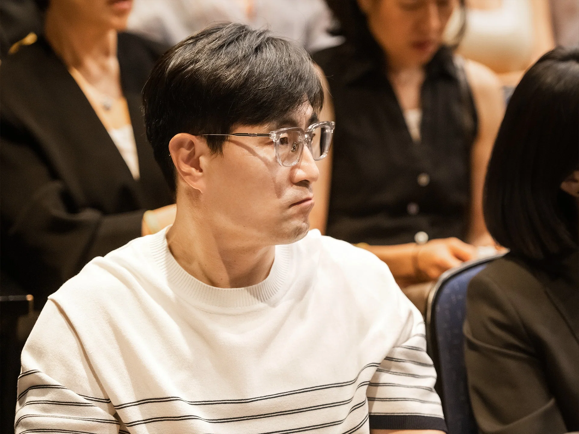 세바시 15주년 특집 강연회를 듣는 구범준 PD. 1997년 CBS에 PD로 입사한 뒤 2011년 세바시를 만든 인물이기도 하다. 2017년 방송사에서 독립한 뒤 대표로서 세바시를 이끌고 있다. Ⓒ롱블랙