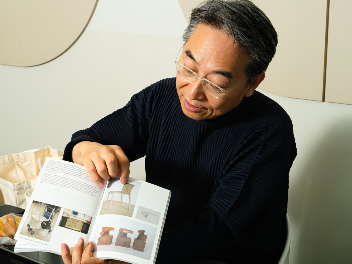 재스퍼 모리슨의 작품을 소개하는 김성곤 교수. ©롱블랙