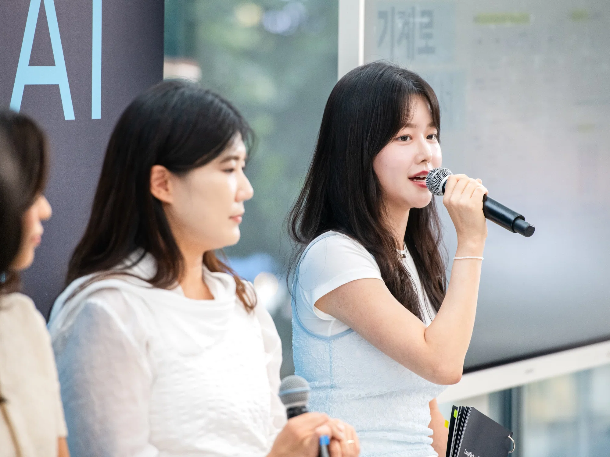 커피챗에서 이야기하는 조민영 UX전략팀 연구원. 그는 고객의 말보다 몸과 맥락을 읽는 것도 중요하다고 말하며, UX전략팀은 운전할 때 고객의 몸을 관찰하는 실험을 자주 연다고 말했다. Ⓒ롱블랙