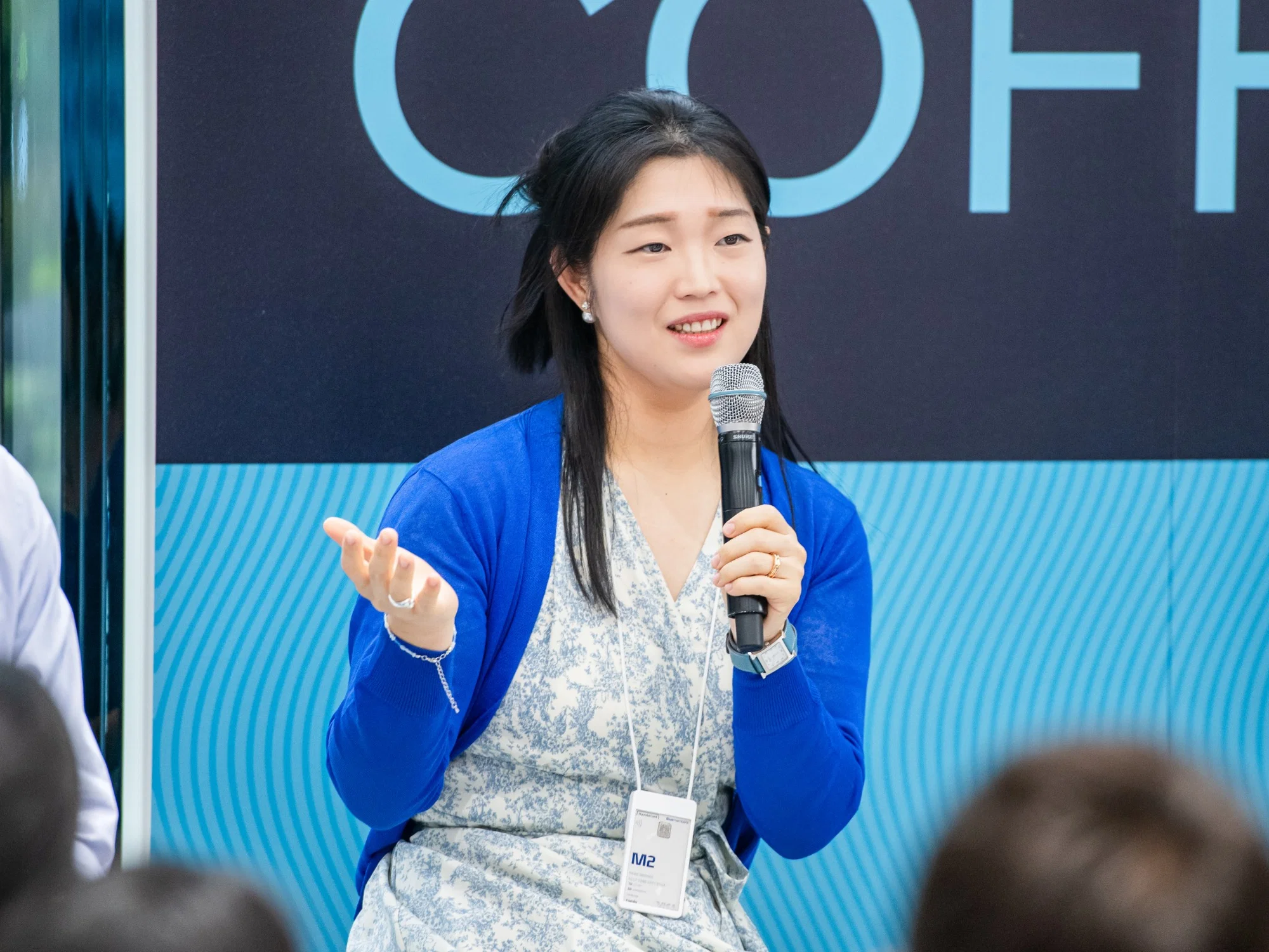 현대자동차그룹 UX전략팀이 고객의 목소리를 듣는 과정에 대해 이야기하는 박지희 연구원. 그는 추상적인 질문을 고객에게 던져, 내면의 솔직한 마음을 듣는 데에 집중한다고 했다. Ⓒ롱블랙