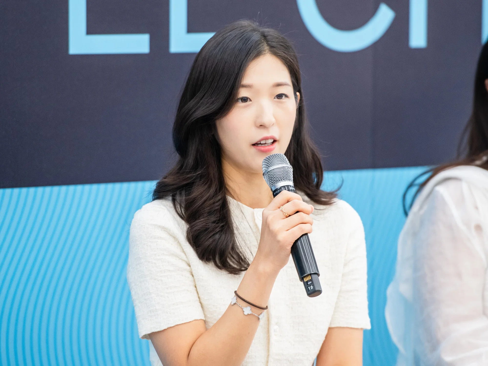경기도 화성 남양에 머물며 고객을 만났던 과거를 회상하는 양주리 UX전략팀 책임연구원. 그는 ‘거리감은 고객이 충성심을 잃게 만드는 중요한 요인’이라고 말한다. 현대자동차그룹이 더 많은 사람을 가까이서 만날 수 있는 서울에 UX스튜디오를 설치한 이유이기도 하다. Ⓒ롱블랙