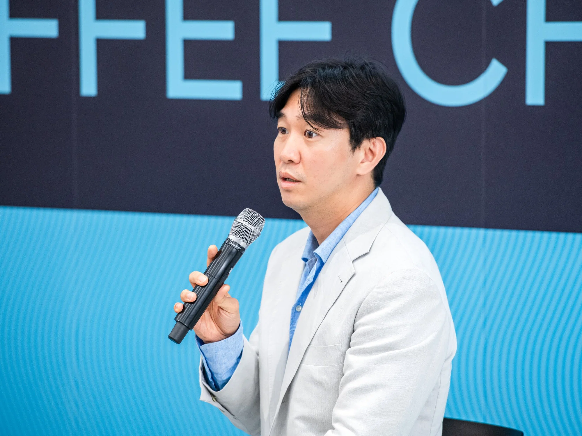 조승연 작가는 좋은 UX엔 말로 설명할 수 없는 ‘좋은 느낌’이 있다며, 그 느낌은 수많은 디테일의 총합이라고 말한다. 그 디테일을 만들어내려면, 고객이 꿈꾸는 로망부터 밝혀내야 한다고 그는 덧붙인다. Ⓒ롱블랙