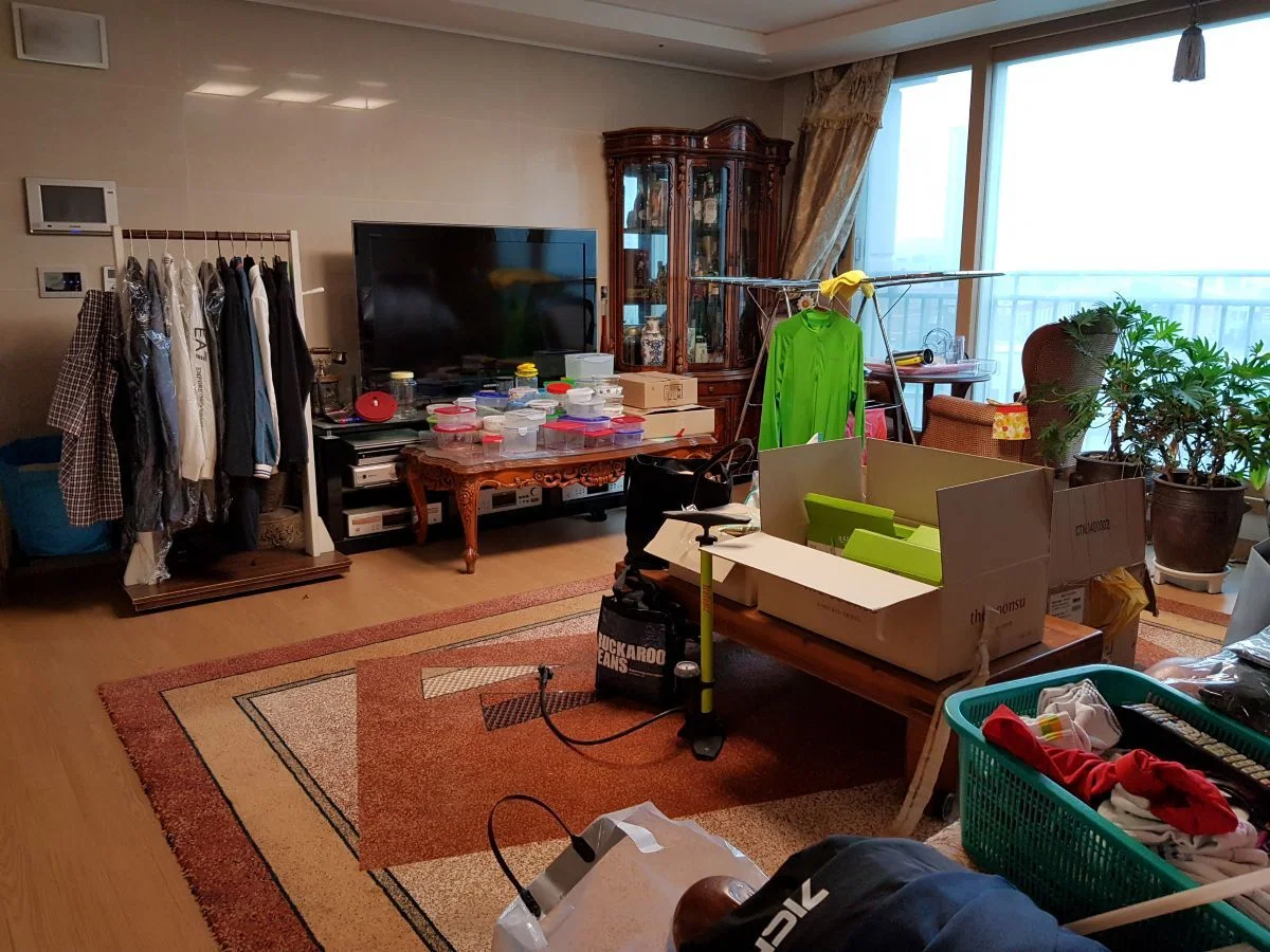 딸의 의뢰로 정리를 맡았던 홀로 사는 아버지의 집. 거실은 생활 용품들과 짐에 가려 아버지의 삶이 잘 드러나지 않는 공간이었다. ⓒ이지영